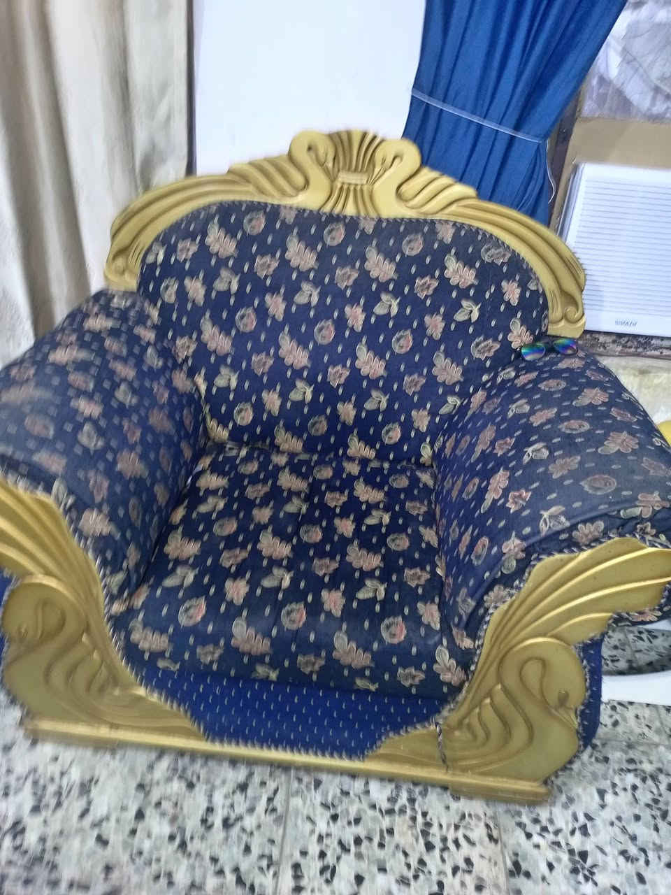 قنفات مستعملة 6 مقاعد الي يريدهن يجي ياخذهن مجانا بدون مقابل  عنواني بغداد البياع ***********
