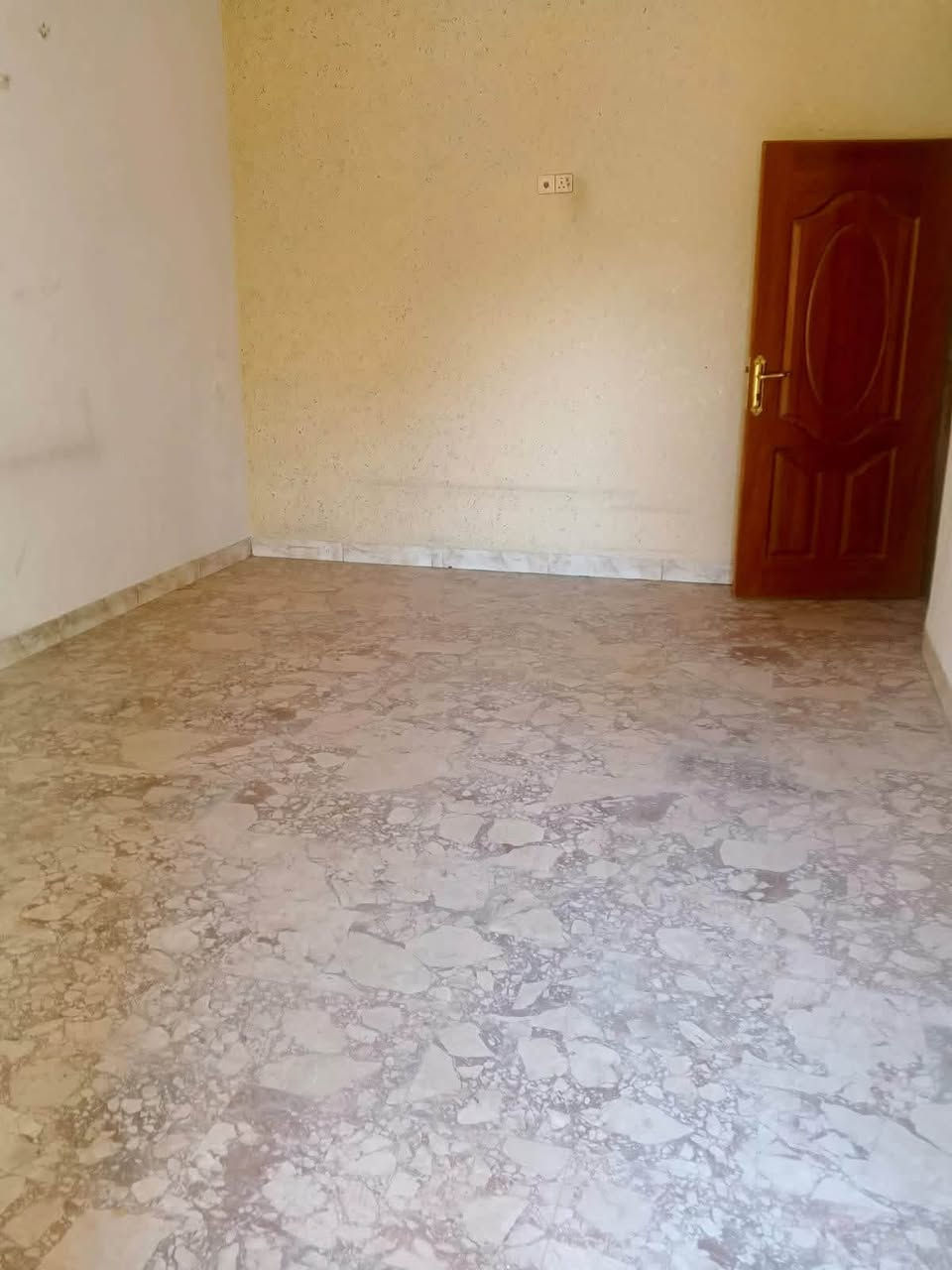 مشتمل مساحه ١٣٠ متر نضيف للاجار الشعب تجار

مقابل كليه الامام الكاظم (ع) استقبال خدمات

وغرفه نوم مطبخ وفوك غرفتين نوم مع خدمات 

معروض بمكتب الكناني ***********
