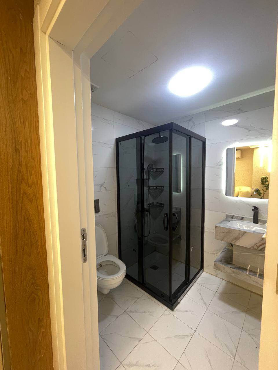 شقة مفروشة VIP للبيع في زون الذهبي اربيل للمشروع لايف تاورز 
غرفتين و صالة 
المساحة ١٧٣م 
السعر: 98000$
—————
شووقەی ڕاخراوی VIP بۆ فڕۆشتن لە زۆنی زێڕینی هەولێر لە پڕۆژەی لایف تاوەرز 
شووقەکە پێك هاتووە لە
دوو ژوور و هۆڵ 
چێشتخانەی جوودا 
دوو توالێت و حەمام 
بەلەکۆنەکی گەورە
ڕووبەری شووقە ١٧٣م 
نرخی : 98000$ 

بۆ زانیاری زیاتر پەیوەندی بەم ژمارەوە بکە :-
0750 374 7727 أربيل, العراق
