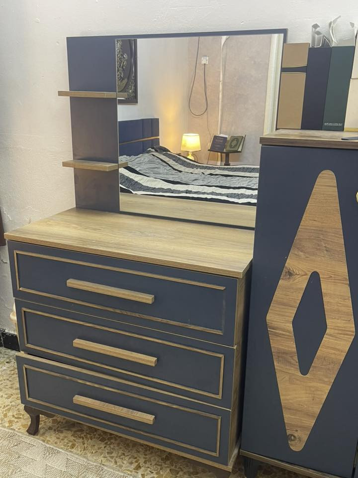 السلام عليكم عندي غرفه تركيه مستعمله نظيفه للبيع السعر 500 الف وبيها مجال الاتصال واتساب   ***********
