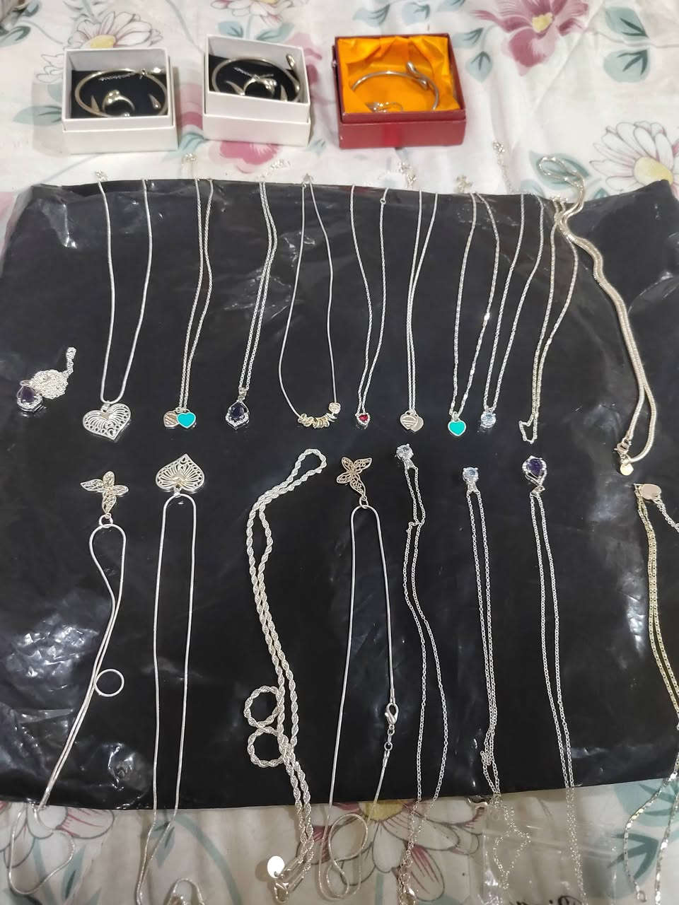 شلعة مرعبة فضيات امزون.
خواتم  925 عدد 14
قلائد عدد20
تخم عدد3
اساور عدد 5
أغلبيتهم ماركات وأشياء نازكة كلش.
كلمن وسعره واذا شغلع يختلف الموضع.


**إذا كنت صاحب هذا الإعلان وتريد حذفه لأي سبب، رجاءا أرسل رسالة إلى الدعم الفني**
