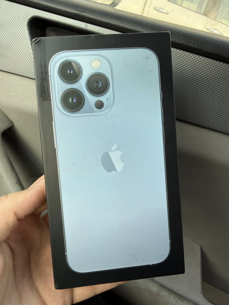 للبيع مستخدم 
آيفون ١٣ برو فقط (و ليس الماكس الكبير)
الذاكرة 256GB 
البطارية ٧٧٪‏
نسخة الدبل شريحة (الاصدار الصيني Z/A) نموذج M
اللون البحري المميز و النظافة ٩٥٪‏ الشاشة اي خدش ما بيهة و فقط خدش بسيط بالاطار الجانبي
مع كارتون الاصلي و كافة الملحقات بالاضافة لملحقات اضافية (اصلية) حصراً.
الملحقات:
1- كيبل تايب سي الى لايتننگ فئة starlink اصلي من شركة Wiwu يدعم حتى ايفون ١٤ برو ماكس
2- كيبل يو اس بي الى لايتننگ اصلي من شركة Wiwu 
3- شاحنة ابل الاصلية 20 واط  
4- كفر ظهر اصلي يدعم magsafe من شركة Wiwu 
5- توصالة OTG اصلية من شركة MCDODO من لايتننگ الى أي فلاش او هارد USB 
المكان: النجف الاشرف، مجمع طيبة النجف- خلف المعهد الفني
او 
نهاية شارع المدينة- قرب حمام الرسول
ما عندي توصيل للاسف
رقم الهاتف: ***********
السعر: ٤٩٥ الف قفل
