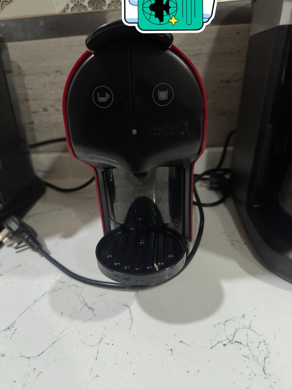 السلام عليكم
اجهزة قهوة ثنين الاولى من ماركة breville صير فلتر واسبريسو 
تحتوي على ابريق حراري يحضر ١٠ اكواب من القهوة المقطره لكن ينقصها فلتر التقطير فقط وتحضر اسبريسو كوب اوكوبين وتصنع كابشينو واللاتية وبيها مزود بمرفق خفق الحليب للرغوه وتكدرون تضبطو على نوع القهوة الي تشربوها 
والجهاز الثاني 

ماكينة تحضير القهوة بالكبسولات طراز Delta Q Quick. 
التصميم: تتميز بتصميم مدمج وأنيق باللونين الأحمر والأسود، مثالي للمطابخ ذات المساحة المحدودة. 
سهولة الاستخدام: تعمل بنظام كبسولات فعال بزر واحد فقط، قابل للبرمجة لضبط حجم القهوة. 
التوافق: مصممة حصريًا للاستخدام مع كبسولات قهوة Delta Q. 
الطاقة: تعمل بقوة 1200 واط.


**إذا كنت صاحب هذا الإعلان وتريد حذفه لأي سبب، رجاءا أرسل رسالة إلى الدعم الفني**