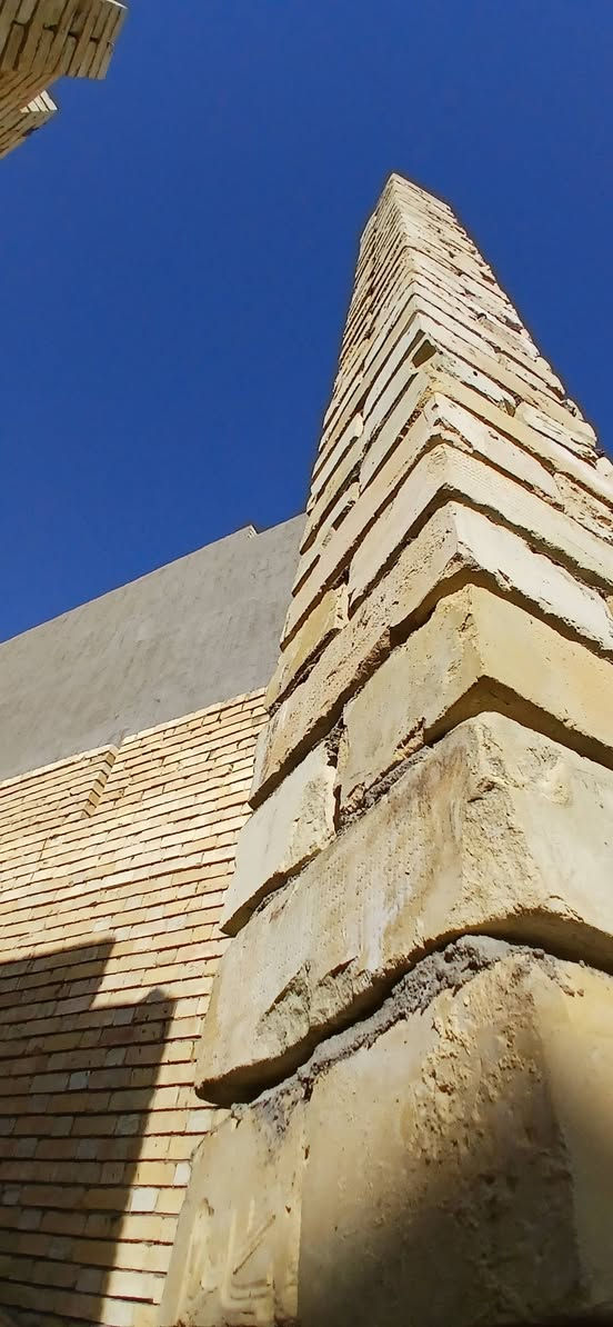 مكتب العبيدي للعقارات والبناء   🧱 للمقاولات 🏗 

👷مستعدون لبناء هيكل 🧱 الدار 🏠 مواد مع عمل👷
سعر💷  المتر المربع من كل طابق مواد مع عمل 👈👈وحسب المواصفات المطلوبة وحسب مساحة البناء 👇👇
1️⃣_ طابوق جمهوري الاصفر درجه اولى ب 190 الف للمتر 
2️⃣_ طابوق احمر الهلال 🌙 سعر المتر ب 250 الف للمتر 
هذا 👇👇العمل على سعر المتر المربع الواحد وتكون ذرعه سقف 

نعمل ب النقد والاقساط 

مواصفات المواد والعمل :
🔴 هيكل درجة اولى 
🔴 مواد وعمل درجة اولى  
🔴 حفر الارض إلى المستوى المطلوب في العمل 
🔴 فرش طبقة من الجلمود الخشن 
 فرش طبقة من السبيس  مع الرش والحدل فوق الجلمود 
 علما أن الحدل على شكل طبقات حتى تحقق الصلابه المطلوبه 
🔴 مكافحة حشرة الأرضة عبر رش 🚿 الكلوريدين 🐛 
🔴 فرش طبقة حماية من النايلون الزراعي السميك من أجل الحفاظ على المونه الاسمنتيه 
🔴 نوع الاساس: يكون على حسب الحاجه وعلى نوع الاختيار من قبل صاحب البيت 
أساس شريطي عرض ٦٠سم وارتفاع ٤٠ أو رفت ارتفاع ٤٠ سم 

🔴 نوع الكونكريت : يكون على حسب الاتفاق أما صب مركزي (بم ) أو خباطه موقعيه ( صب موقعي )
 مركزي من شركة ماس 💎 النهرين C30
 نوع حديد التسليح: ماس او FF شمال ( صنع في العراق ) او سابك السعودي 🇸🇦 أو تركي ويكون على حسب الاختيار والاتفاق
🔴 نوع تاسيس شبكة المجاري :أمل الشريف المصري أو الااسيون الألماني أو سمارت هوم 
 🔴 نوع الحصى _ مكسر 
🔴 نوع الرمل _ مغسول ( من معامل البو مطيران )
🔴 نوع السمنت: ماس 💎 الشمال مقاوم للأملاح 
🔴 عمل بادلو ارتفاع 15 سم لمنع صعود الرطوبة 💦 

🔴 نوع الطابوك: الأصفر العنكوش أو سومر أو الياس أو حسب اختيار صاحب البيت 🏭 والأحمر 🧱 الهلال 🌙 
 طريقة ربط البناء: ربط ألماني + ربط انكليزي 🧱 
🔴 ارتفاع البناء 3.5 متر 🏠 
🔴 طريقة تسليح السقف: طريقة حصيرتين درز ويكون النشر حسب المخطط 
 تاسيس شبكة الانارة السقفية نوع بوري اردني 🧵 ⚡️ 💡أو جكشن سميك إن كان النشر سيمنز  
 صب السقوف سمك 20 سم مع عمل جسور ارتفاع 30 سم
🔴 تاسيس انابيب السبالت والكاميرات والستلايت والصاروخيات ونوازل تصريف المجاري ومياه الامطار 🌧️ 
🔴 تدقيق ومتابعه العمل مع رش البناء اول باول 
🔴 تنظيف 🧹 الهيكل من مخلفات العمل وتسليمه لصاحب البيت علما أن الهيكل درجه اولى وشامل لشبكه المجاري 🔐 

🔴  للاستفسار يرجى الاتصال على الأرقام التالية :
*********** متوفر للاتصال و متوفر واتس اب 

*********** متوفر للاتصال و متوفر واتس اب

*********** 

عنوان مكتبنا فلوجه
