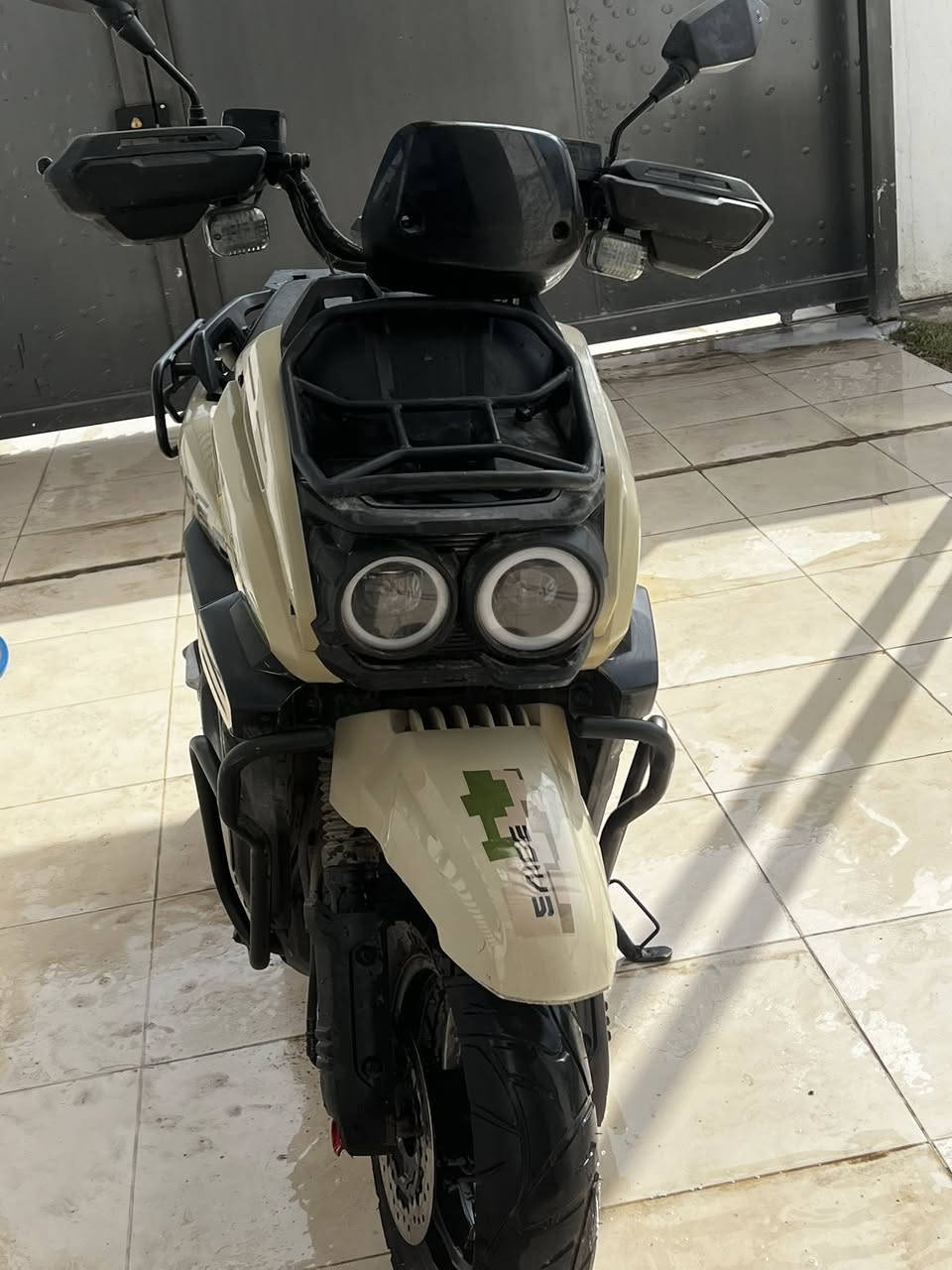 السلام عليكم  دراجه اباتشي شركه سايج  للبيع   فول مواصفات
نظام 3 نمر
    لايت عالي ناصي رماش  ودبل اشاره
 واشاير يمنه يسره
 وتجيك ملفهة 2000 
 السرعه مالته من(55-65) بتطبيق ويز
 وتمشي فوك ال 60 كيلو بالشحنه الوحده
  شاشه ديجيتل تقرالك العطل والسرعه والمسافه المقطوعه تجيك ب سويجين مل سوج يختوي عله مفتاح وبصمه 
تايرات جبليه 
ادرعه اماميه وخلفيه وجانبيه 
تتحمل وزن كلش عالي
الدراجه كامله مكمله 

الخلل الوحيد البطاريات تعبانه 
واني حسبت حساب ماشي ونقصته من السعر الكلي 
السعر : 750  وبيه مجال للشراي 
للاستفسار :***********
