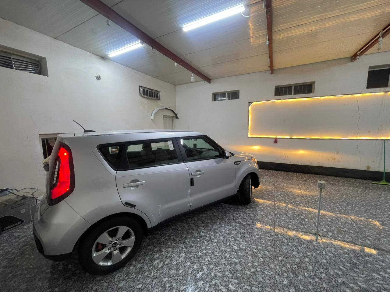 السلام عليكم ورحمه الله وبركاته
للبيع كيا صول 2017 
رقم شمالي اربيل رقم وهزة وسنوية جدد 
وارد امريكي كفاله حادثه دعامية امامية فقط ومبدله وكاله اصلية نفس لون 
مكينه ١٦٠٠ جديده مامفتوحه 
كير وضع شركه 
حدادية ٨٠٪ 
سيارة جدا جديده واستعمال شخصي
زوج تاير جديد
سبير وعدة ما ملعوب بيها 
سيارة نضافتها ١٠٠٪ 
ومابيها نقص 
مكانه بابل مسيب سعر 118 وبيها مجال للشراي للستفسار اكثر اتصل ***********
