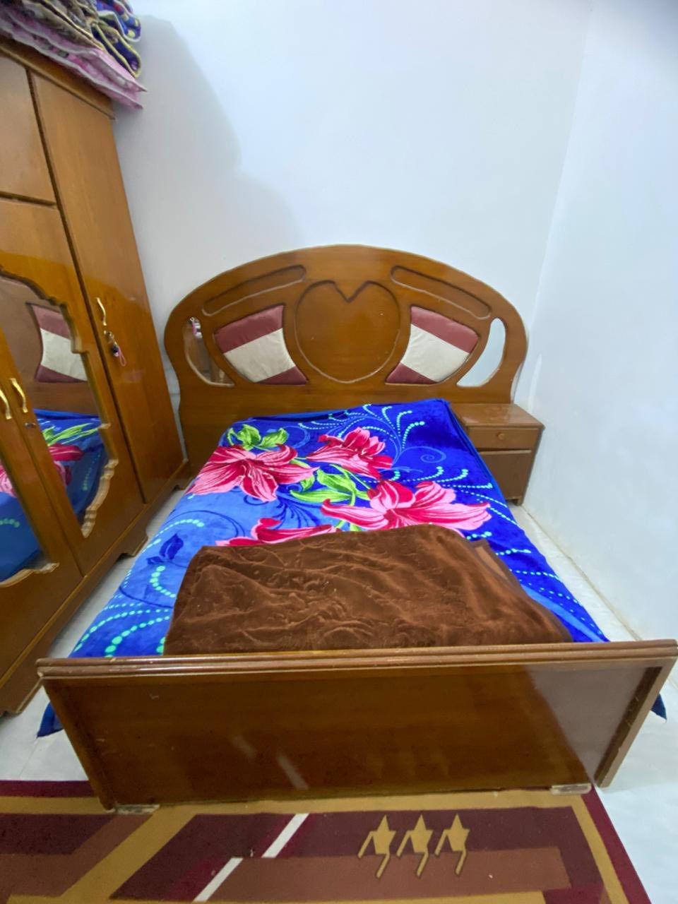 سلام وعليكم غرفه للبيع نضيفه 5قطع او ميز تواليت ممصوره السعر 400 ***********
