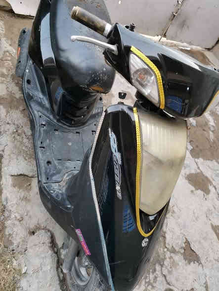 السلام عليكم دراجة بريز للبيع 375 الف وبيها مجال شلعة ومعدل وكهربائيات شغالة محرك أخرس تشتغل سلف وهندر وتخم تايرات مكاني بغداد الدورة تعال خاص او اتصل رقمي ***********
