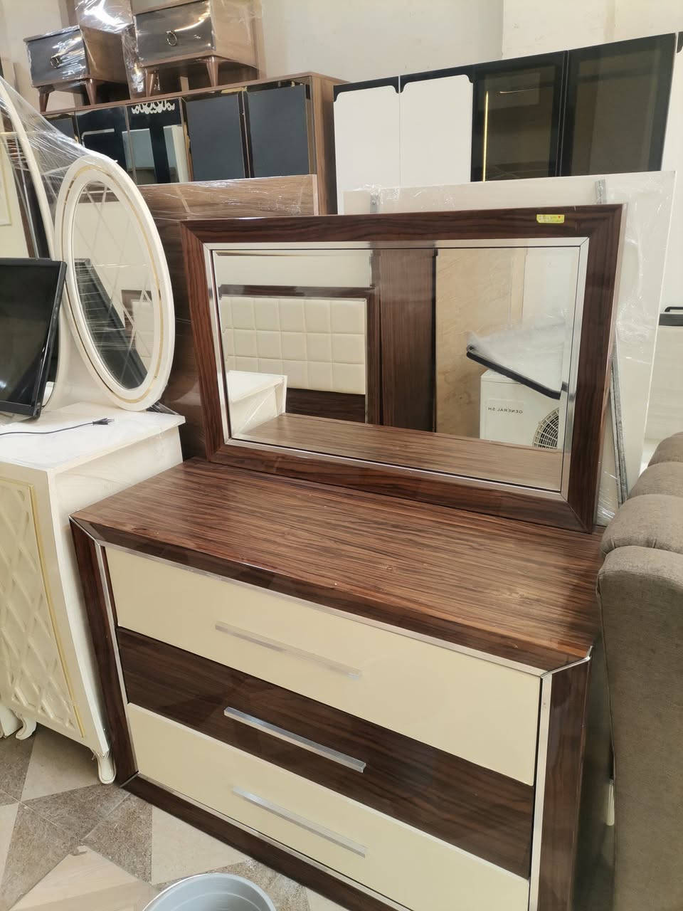 غرف نوم للبيع للاستفسار *********** /***********
