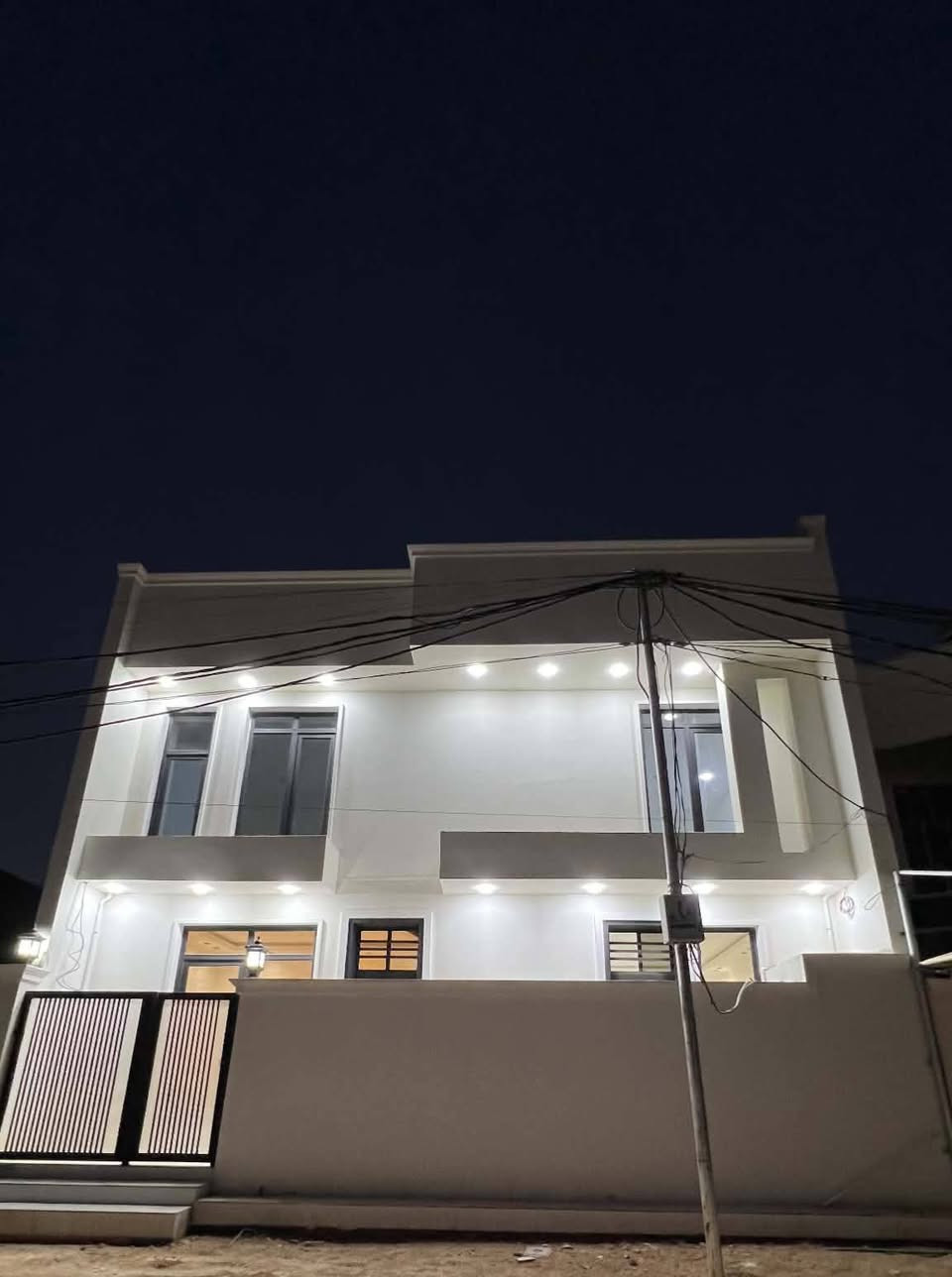 دار سكن للبيع طابو صرف غير مفرز

دار سكن بمواصفات عصرية فاخرة وبناء وفق أحدث الطرق الهندسية الدقيقة.

 الموقع: الديوانية منطقة المدراء ، موقع مميز جدا 
 خلف هيئة النزاهة يقع على شارع بعرض 12 M
 المساحة: 135 M  الواجهة 11 M
 التصميم:
 طابقين كونكريت مسلح، 
غير مسكون، 2026
 يحتوي على
 3 غرف /صالة عدد 2/ استقبال / مطبخ / مجموعة صحية عدد 3

لا تنسوا الاشتراك والمتابعة ليصلكم كل ما هو جديد 

                          المراجعة 
    مكتب مهدي العتابي للعقار ديوانية الجزائر مقابل فندق برج الامراء للاستفسار
*********** مهدي العتابي 
*********** حيدر الفتلاوي
***********
