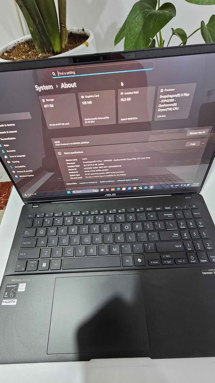 🚀 للبيع: لابتوب الذكاء الاصطناعي الثوري - ASUS Vivobook S15 S5507QA (X Plus) 🚀
(أحدث جيل من حواسب Copilot+ PC النحيفة والخفيفة فائقة الأداء).
إذا كنت تبحث عن لابتوب ذكي بمواصفات جيل المستقبل، يجمع بين السرعة الخارقة، والشاشة الأفضل في العالم، وبطارية تخدمك طوال اليوم دون الحاجة للشاحن، فهذا الجهاز مصمم لك!
✨ المواصفات التقنية الفائقة:

* المعالج: معالج Qualcomm Snapdragon® X Plus المتطور (8 نويات، بتردد يصل إلى 3.4 جيجاهرتز) المخصص للأداء السلس وتوفير الطاقة.
* معالج الذكاء الاصطناعي: مجهز بوحدة Qualcomm Hexagon NPU بقوة 45 TOPS لتشغيل كافة ميزات الذكاء الاصطناعي محلياً وبلمحة بصر.
* الشاشة الإعجازية: شاشة OLED مذهلة بحجم 15.6 بوصة بدقة 3K (2880x1620) وتردد 120Hz بألوان فائقة الدقة (100% DCI-P3) مثالية للتصميم ومتابعة المحتوى.
* الذاكرة (RAM): سعة 16 جيجابايت LPDDR5X فائقة السرعة تضمن لك سلاسة تامة في التنقل بين البرامج.
* التخزين: هارد 512 جيجابايت  NVMe PCIe 4.0 SSD فائق السرعة لقراءة ونقل البيانات.
* البطارية الأسطورية: بطارية بقدرة 70Wh تدوم حتى 18 ساعة من الاستخدام المتواصل، تخلص من قلق نفاد الشحن تماماً.
* التصميم والوزن: هيكل ألومنيوم فخم باللون الفضي (Cool Silver)، نحيف جداً (1.47 سم) وخفيف للغاية بوزن 1.42 كجم فقط.
* الاتصال الحديث: يدعم الجيل الأحدث من الشبكات Wi-Fi 7، ويحتوي على منفذي USB4 صاروخيّ السرعة، منفذي USB 3.2، منفذ HDMI 2.1، وقارئ كروت MicroSD.
* ميزات إضافية: لوحة مفاتيح مضيئة بإضاءة RGB (منطقة واحدة)، كاميرا الأشعة تحت الحمراء FHD لدخول آمن عبر الوجه (Windows Hello)، ونظام صوتي نقي وضخم من Harman Kardon.
------------------------------
📌 حالة الجهاز والملحقات:

* الحالة:( مستعمل كالجديد لفترة بسيطة بدون أي خدوش).
* الملحقات شاملة: الشاحن الأصلي السريع من نوع Type-c بدون بوكس .

💰 السعر المطلوب : 950،000 الف
📞 للتواصل : *********** بغداد, العراق
