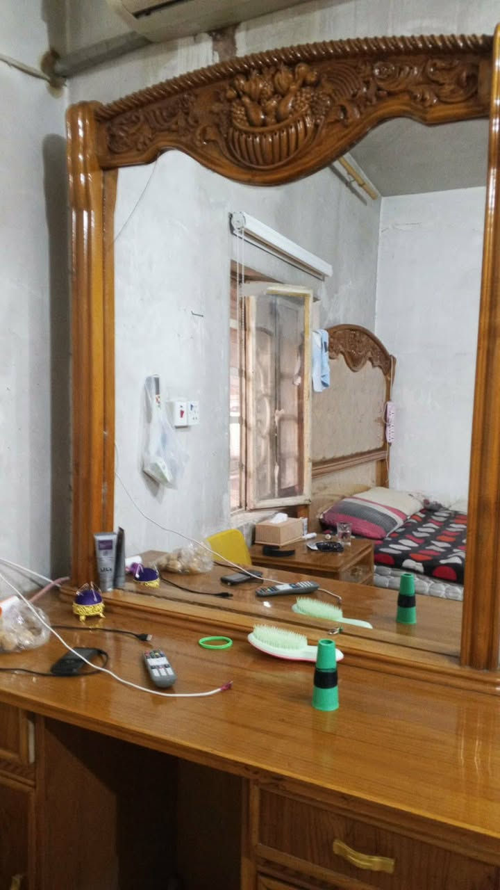 غرفة تسكام كنتور ٤ ابواب جربايه ودوشك وملحقات مثل ماموضح بالصور فقط.   العنوان حله ورديه خارج. السعر ٦٠٠  الف وبيها مجل بصيط.  ***********.
