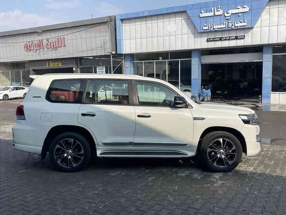 السلام عليكم تويوتا لند كروز موديل 2009 محدثه 21 صبغ عام بدون كص ولا كلبه ولا جفيه  السياره لغود شواصي سليمات جاهزه من كلشي كير محرك صدر تخم تاير كشنات جلد داخل احمر تبريد ثلج رقم بغداد تحويل مباشر العنوان بغداد البياع ***********/***********
