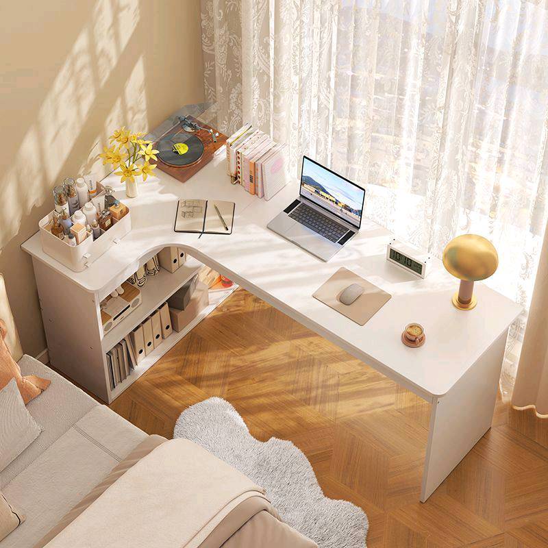 مكتب عملي وأنيق بتصميم زاوية لزيادة مساحة العمل والاستفادة من الزوايا في الغرفة. يحتوي على أرفف متعددة لتخزين الكُتب والأدوات المكتبية، مصنوع من مواد قوية ومقاومة للتلف. يناسب مختلف الديكورات ويمكن استخدامه كمكتب عمل أو دراسة. متوفر بلونين: أبيض وخشبي فاتح.