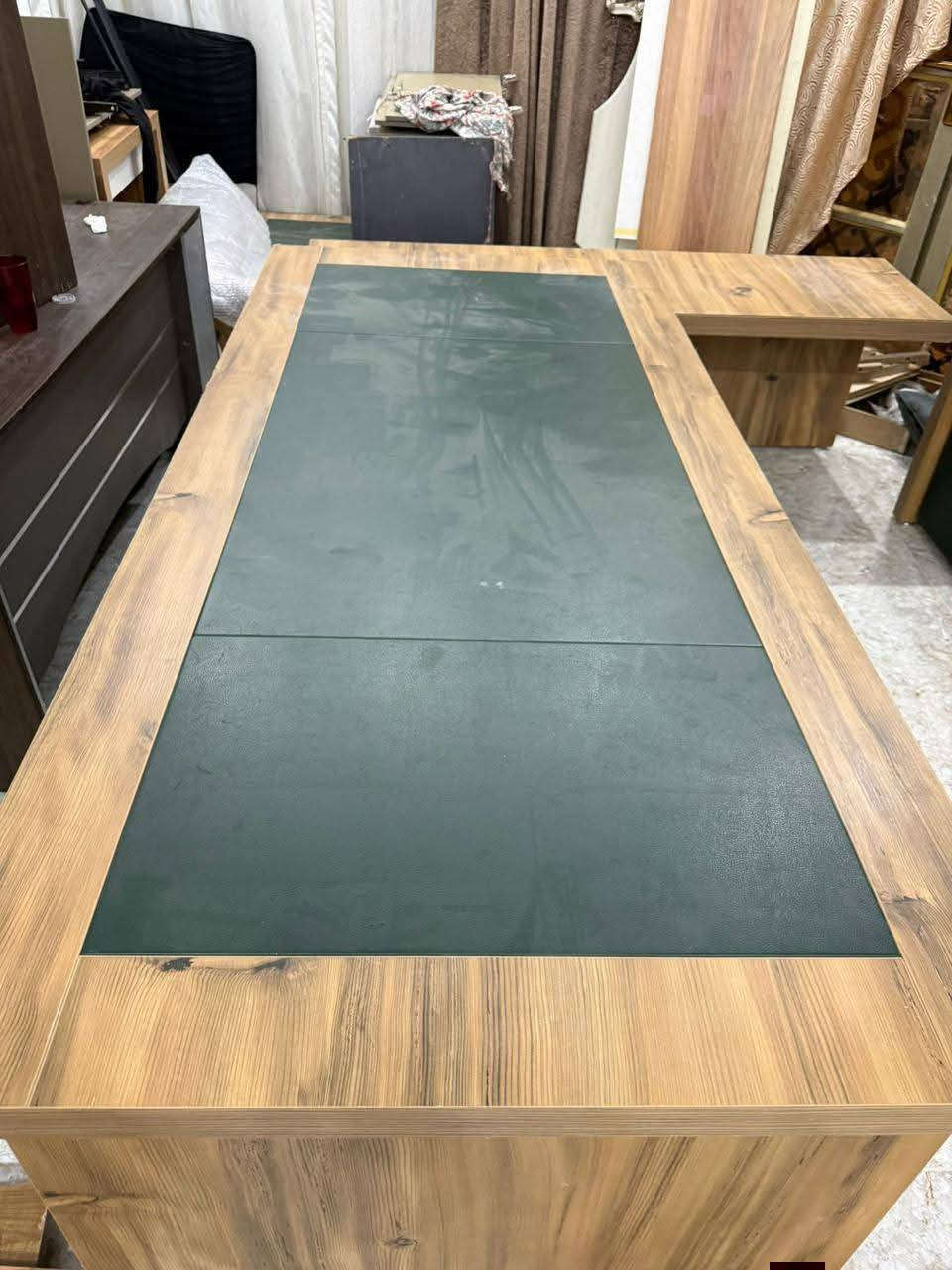 ميز مكتبي مع ملحق بوفيه انتيكات
الزيتوني ميز لمكتب دوار للبلازمه و ملحقه 600 سعره 
وميز لمكتب الابيض و ملحقه 550 
وكراسي الدوار 75 وكرسي ثابت 40
***********
