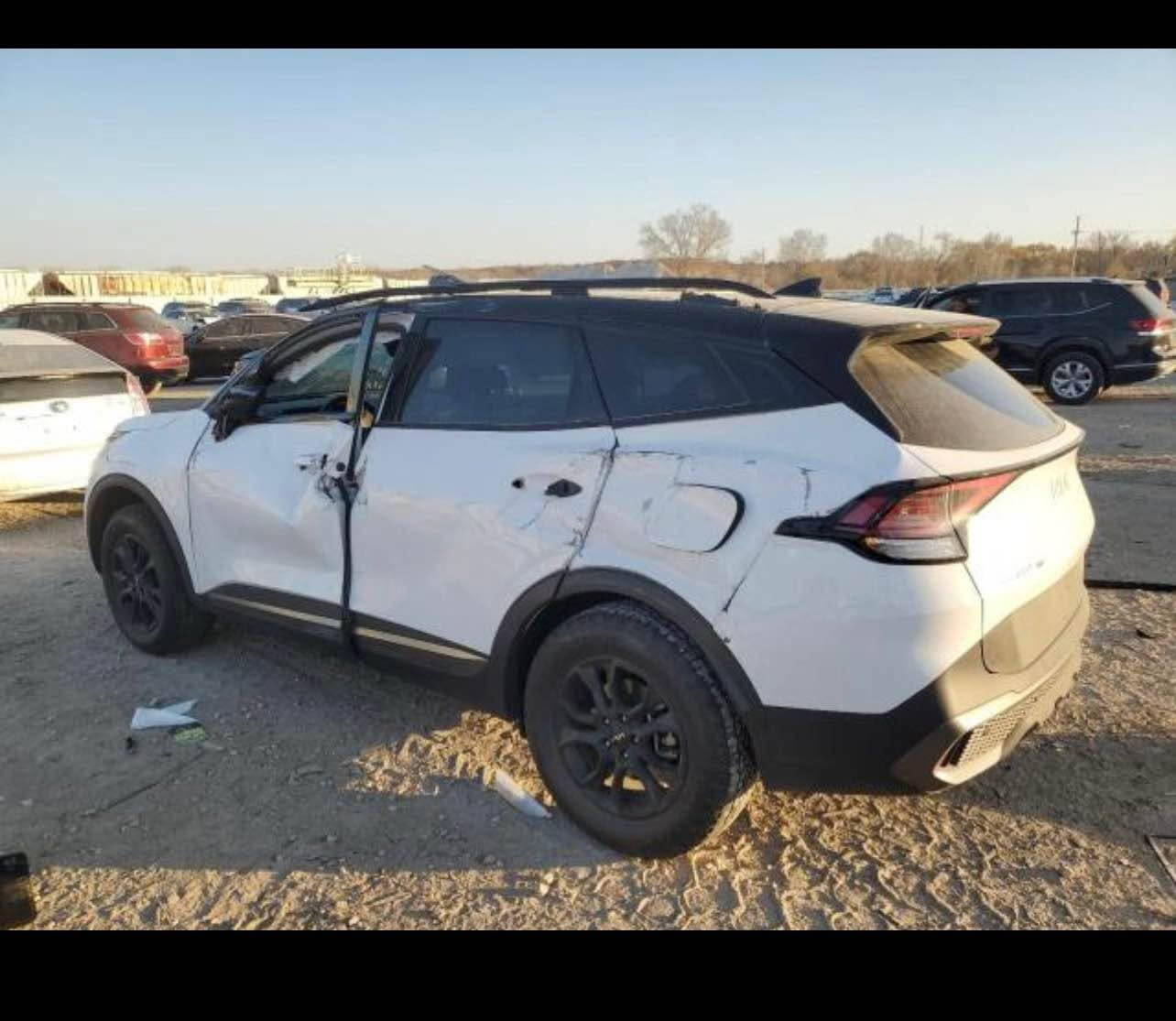 السلام عليكم 
كيا سبورتج X PRO
تو كلر 
موديل 24 
ماشيه 23 
الحادث كما موضوح ب الصور ضرر جانبي 
حالياً ب المنطقه الحره -تدخل حره او كتاب شهداء 
السعر -125 ورقه 
*********** بغداد, العراق
