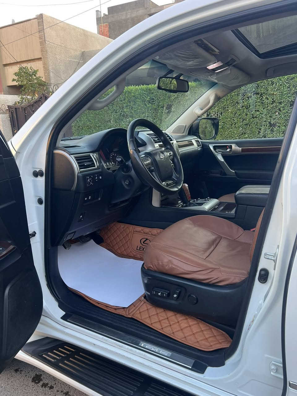 لكزز 2014 خليجي ساز
بدون حادث وبدون صبغ فقط بارد بسيط 
فول مواصفات ١/١ 
مكانها بغداد / حي الجامعة 
للاستفسار.  ***********
السعر.   ٣٢٥$
