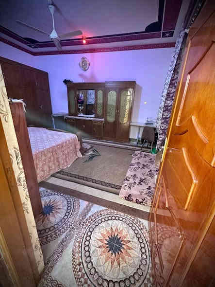 بسم الله الرحمن الرحيم 
السلام عليكم ورحمة الله وبركاته 

توفر لدينا بيت للبيع

البيت طابقين 
مكون من هول وديوانيه وصاله ومطبخ وحمام 
 يتكون من غرف نوم عدد(٤) وصحيات داخليه وخارجيه مع كامل الملحقات موضحه بالصور 
ملاحظه الطابق الثاني غير جاهز مع المواجهه 

المساحه الكليه ٣٠٠ متر
السعر ١٢٥ مليون قابل للتفاوض 

الموقع السجارية قرب جامع بلال الحبشي 

للاستفسار اكثر زياره مكتب العين للعقار او الاتصال على الأرقام التاليه  ***********---***********---***********.
