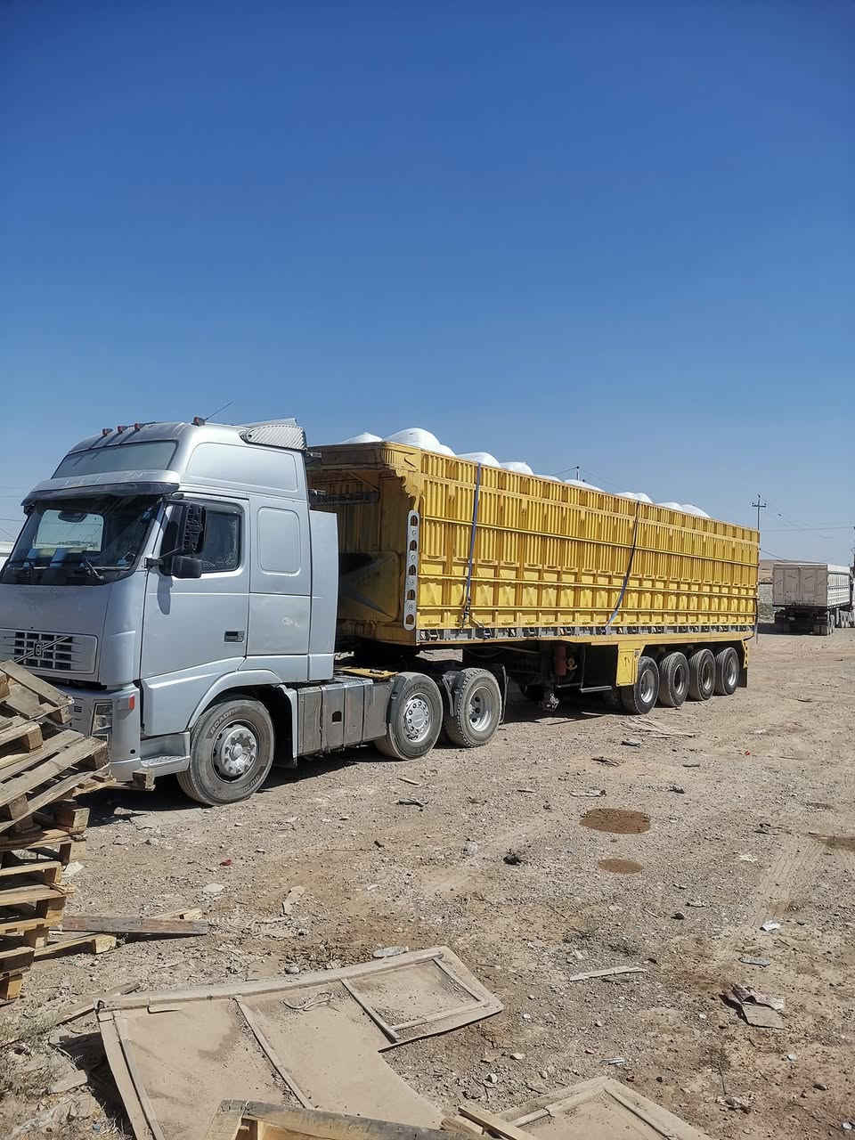 فالفو للبيع ٢٠٠٦ محرك ٤٦٠ كير عادي كير محرك مكفولات تدفئه تبريد داخل ديسكو السياره بدون ضبار مقدم معملتها وبيها واجهة مروريه للأستفسار ***********
