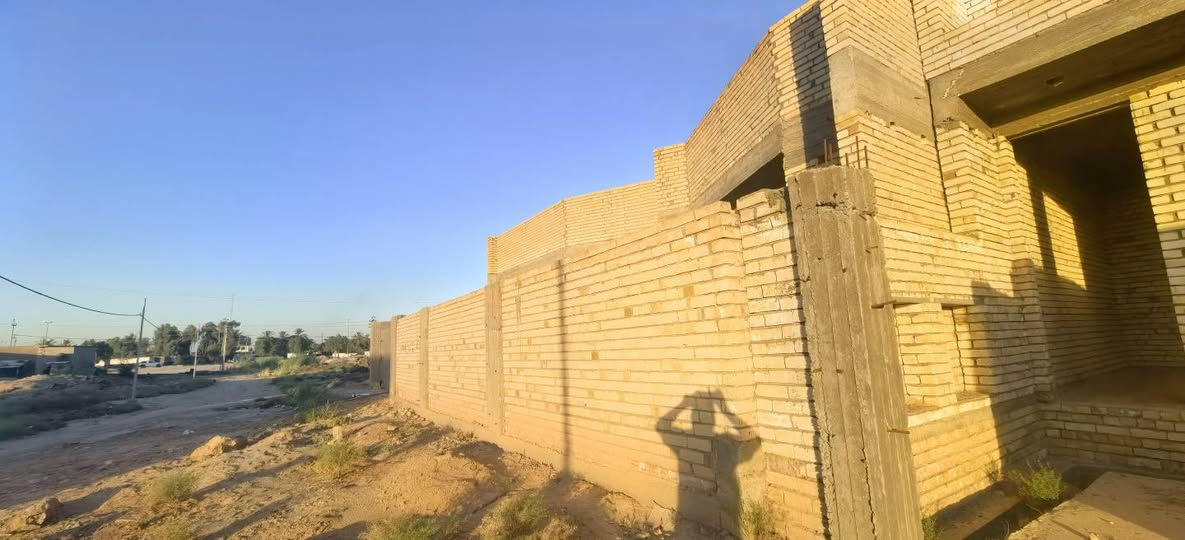 السلام عليكم عدنه بيت ٣٠٠ متر رفت طابوك بي ٣ غرف واستقبال كبير مع صغير قريب ع شارع بغداد كربلاء المكان العوجه صاير بين المطعمين سادس قطعه ***********
