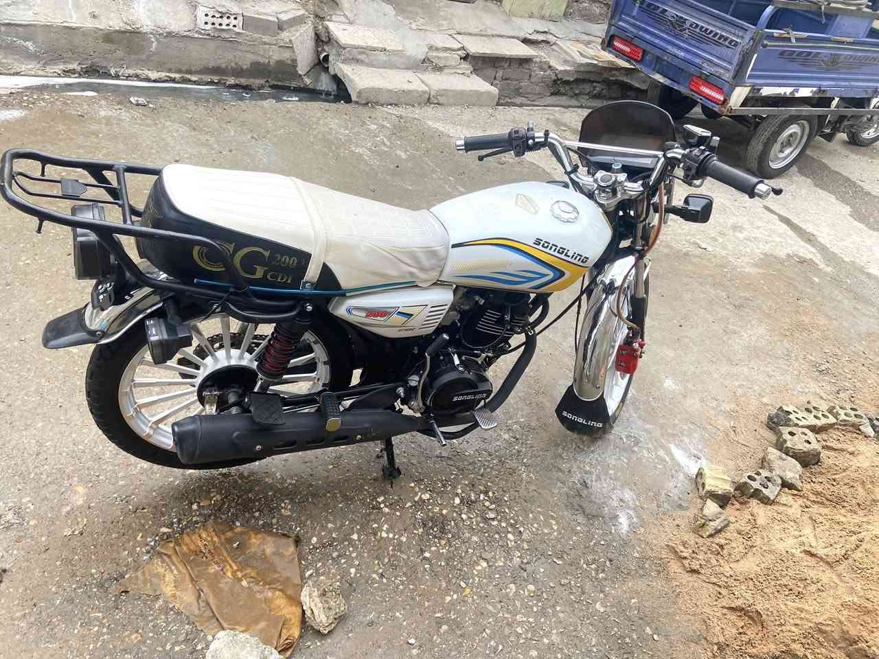 سلام عليكم شباب دراجة ايراني 5 كير  موديل( 2026 )
محرك 200cc اسود استخدام شخصي مامشتغله دلفري
وياها سويجات ثنين وبصمه تشغيل كلشي شغال بيها
بدون كمرك اوراق معرض وياها فقط
السكن بغداد مدينة الصدر 
السعر 850 وبيها مجال 
للاستفسار ***********  اتصال وبيه واتساب همين
