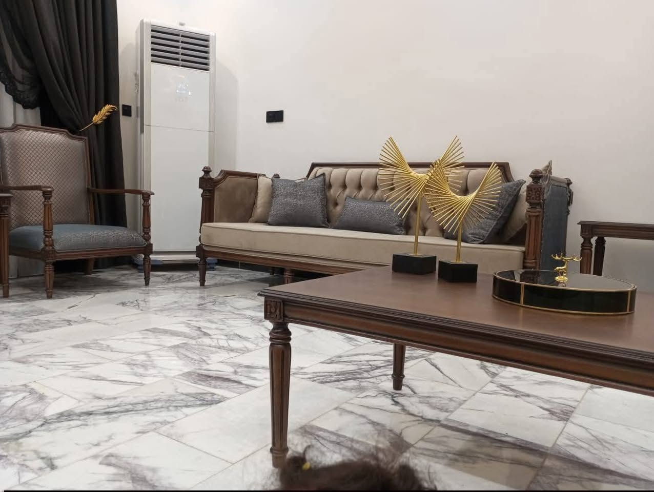 � للبيع دار زراعي سند 25 🏡
الصويرة 
📍 بالقرب من كراج بغداد – شارع الشقق مقابل فلكة المهندس
🚧 على شارع 20م ويبعد 70م عن الشارع العام

🏠 الدار طابقين بناء درجة أولى
الطابق الأول: غرفتين نوم، صالة استقبال، مطبخ حار ومطبخ بارد، ومجمع صحيات داخل البيت
الطابق الثاني: صالة وغرفتين نوم سويت

💧⚡ جميع الخدمات متوفرة
ماء، كهرباء، مجاري، وشارع صبّ

📐 المساحة: 330 متر
🪑 يُباع مع الأثاث

📞 للاستفسار: ***********
أو التواصل خاص
