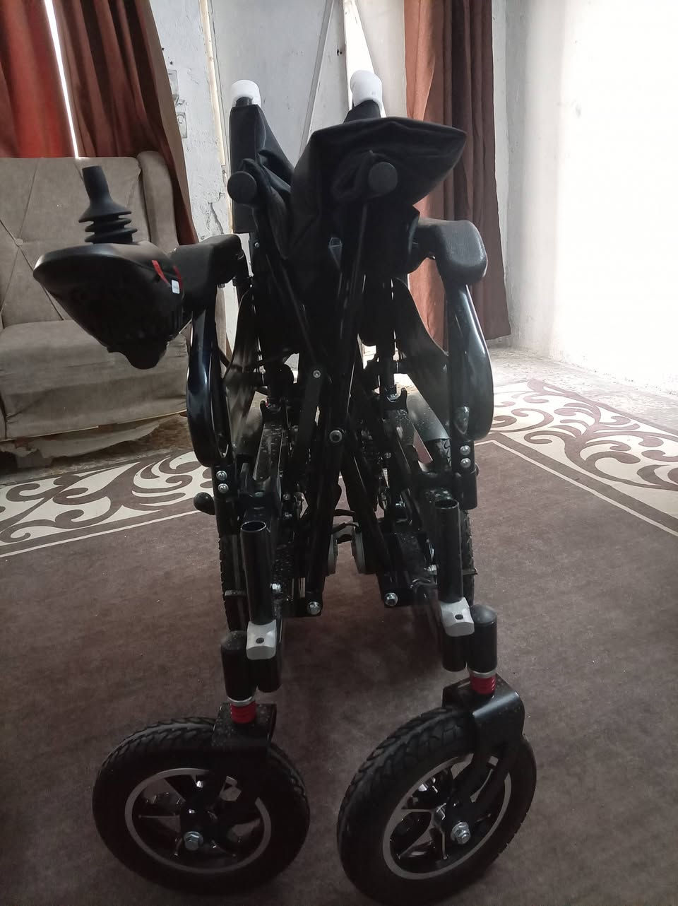 السلام عليكم 
كرسي كهربائي شحن جديد بالكارتونة ما مستعمل للبيع السعر ٥٠٠ المكان بغداد المدينة 
***********

