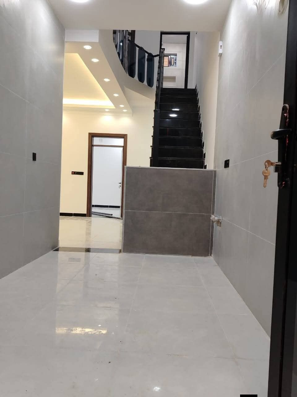 #لدينا_دار_للبيع مساحه 100 متر واجهه 6 وربع ونزال 16 طابو زراعي سند 25 قرار محكمه البيت يحتوي على3 غرف نوم وصاله وستقبال ومطبخ  العنوان بغداد الدورة مدخل البوعيثه مجمع الحليم السعر 85 وبي مجال
هاتف***********
