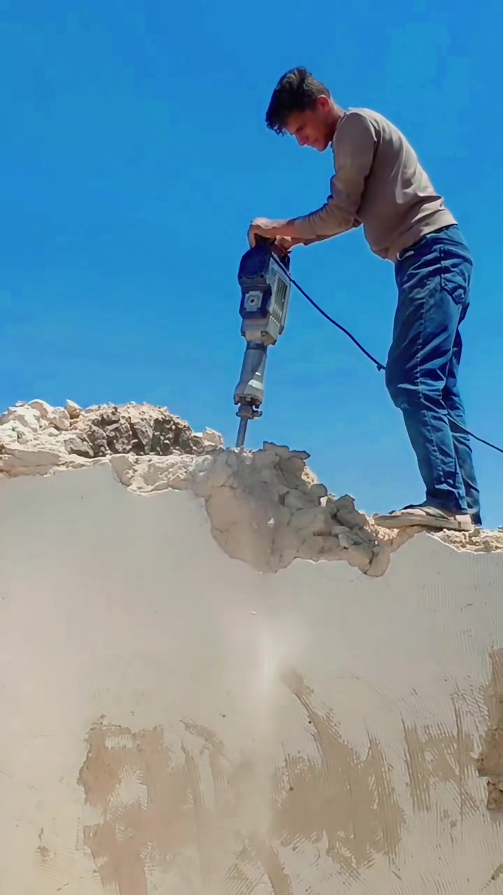 المقاول✋
تفليش البيت كامل 🏠
نقل حجار كامل 👌
دقه احترافيه كامل 😯
كاودر متخصصة ومدربه 😲
بكل واقت موجود 🙂
الاتصال والاستفار ***********

المقاول عبد الملك 
مسؤول عن فريق كامل الدعم المشاريع الخاصه🤫
