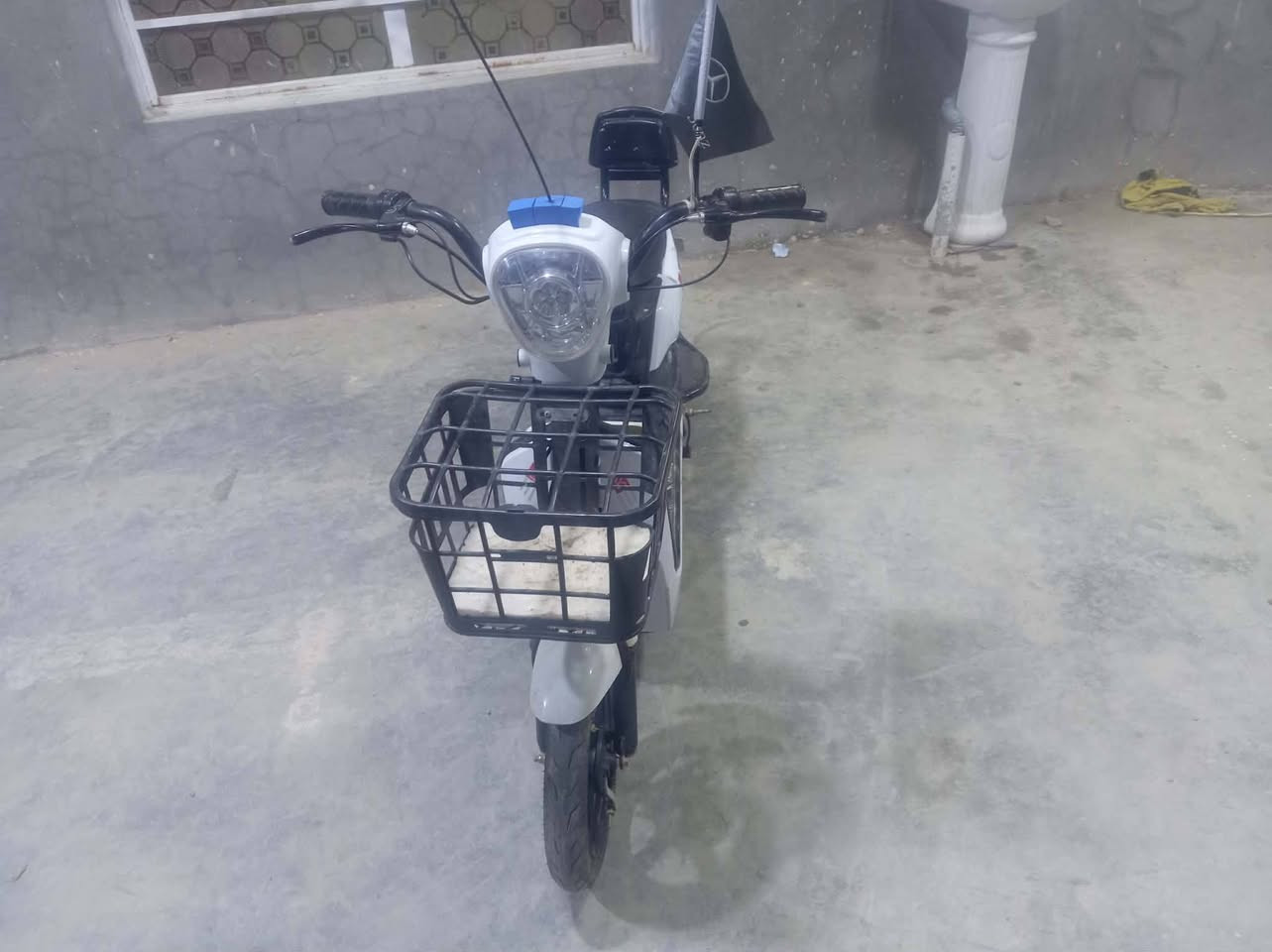 سلام عليكم ماطور شحن للبيع محتاج بطاريات مع تصليح الأطار الخلفي السعر ٢٠٠ *********** تصال وات ساب
