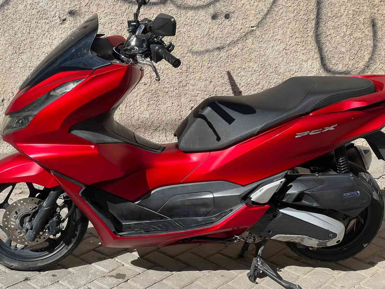 السلام عليكم PCX جيل رابع ماشية 45الف دراجة مال جناي مكفوله كفالة عامة السعر 16ورقة وبيها مجال للشراي  
***********
