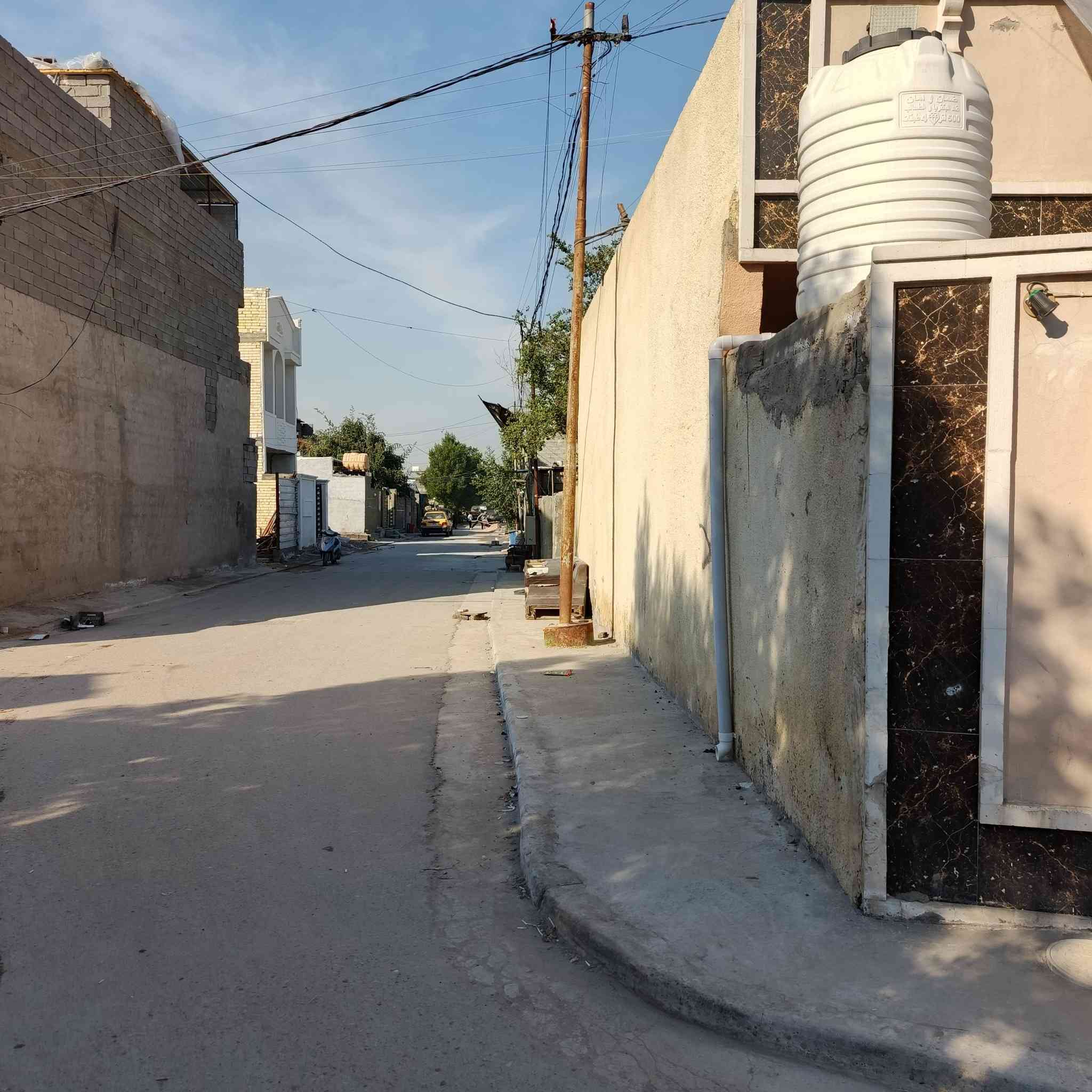 السلام عليكم
دار للبيع مساحة 180م واجهة 10نزلل 18

يحتوي على كراج +استقبال معزول + حولي + كبير + غرفتين نوم + مطبخ + بيتونه + سطح + صحيات خارجي داخلي 

صب مسلح عالي عن الشارع   

سند اصفر 

سعر مناسب 

حي البساتين حي السلام 

من جهة اسواق العائلة.. 

أكثر استفسار👇👇 اتصل🗣📲📞 بدون دلاليه 

       ***********
