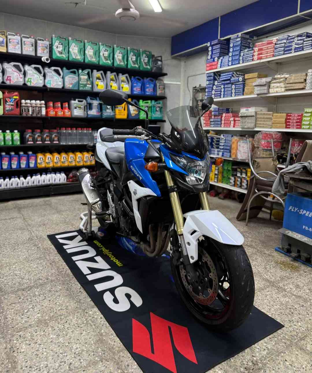 Suzuki GSR 750 2017
ياباني كفالة عامة الدراجة مكينة وكفر بلاد ابيع على ورقة المزاد 
بيها زوج تايرات مشلن مال وكالة زنون بلادي سويچات ثنين نظام اي بي اس الدراجة مثل مموضح بالصور خير من الله وجديدة دراجة العنوان بالبنوك أو الاعظمية 
الشراي يتصل *********** ✅
