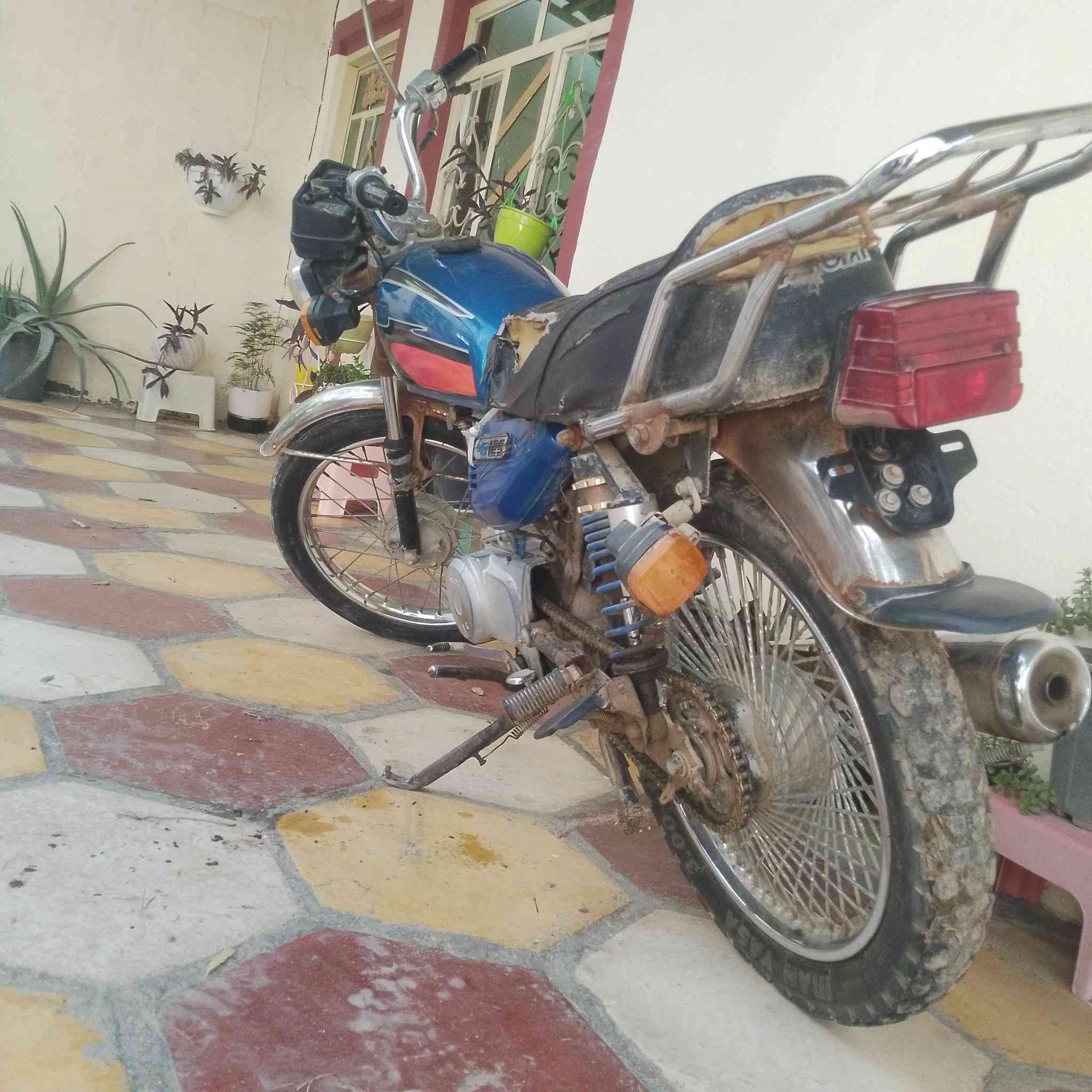 السلام عليكم دراجه للبيع ارشه دراجه كهربائيات شغاله محرك مابيه شي دراجه زينه نضيفه وهاي صور كدامك مكان بابل الحله السعر 250وبيه مجال
 للتواصل عل هاذه رقم ***********وخاص مفتوح
