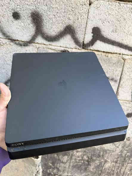 بلي 4 سلم .ذاكرة 500 GB نظيف .ملحقاته كامله بس جوستكات عاطله .مع 7 اقراص العاب . بلي اونلاين غير مهكر . السعر 290 وبي مجال 🛑 واذا تريد انطيك اليدات هديه وياه وانت صلحهن اليدات الاصليه يتصلحن . مكاني ديالى جديدة الشط الرقم ***********
