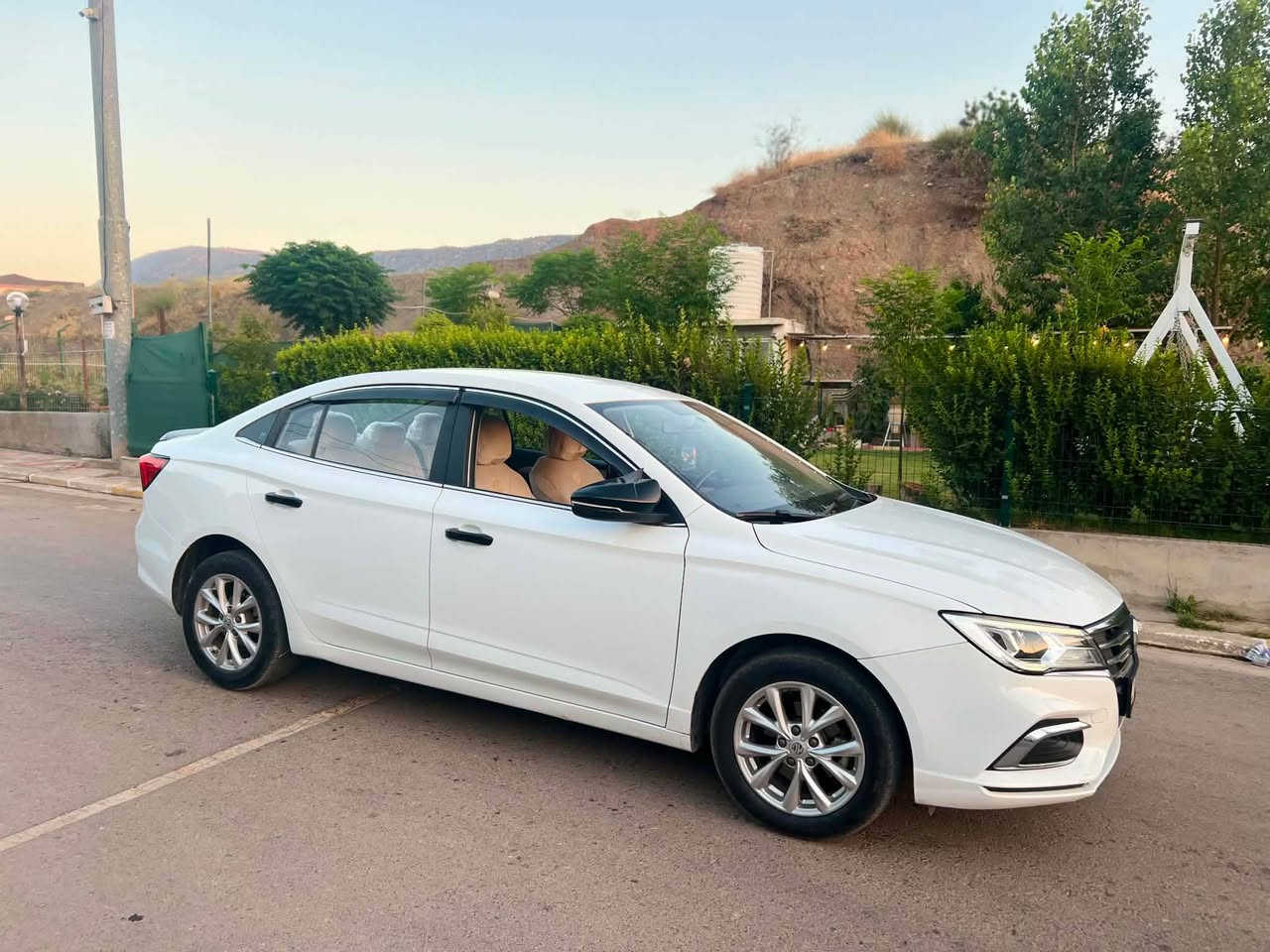 MG 5 2021 
کۆمفۆرد بەسمە تحدید سورعە فۆلیۆم ناو زەرد ٥٤٠٠٠ رۆیشتووە ئەوەندەی لە رەسمەکە دیاریم کردیە سبوغە بێ لێدان قۆپەکی گچکەی هەبووە چاککرایە رەسمی پێش سبوغ کردنم دانایە نرخی 90 مەجالەکی زۆر کەم 
*********** أربيل, العراق
