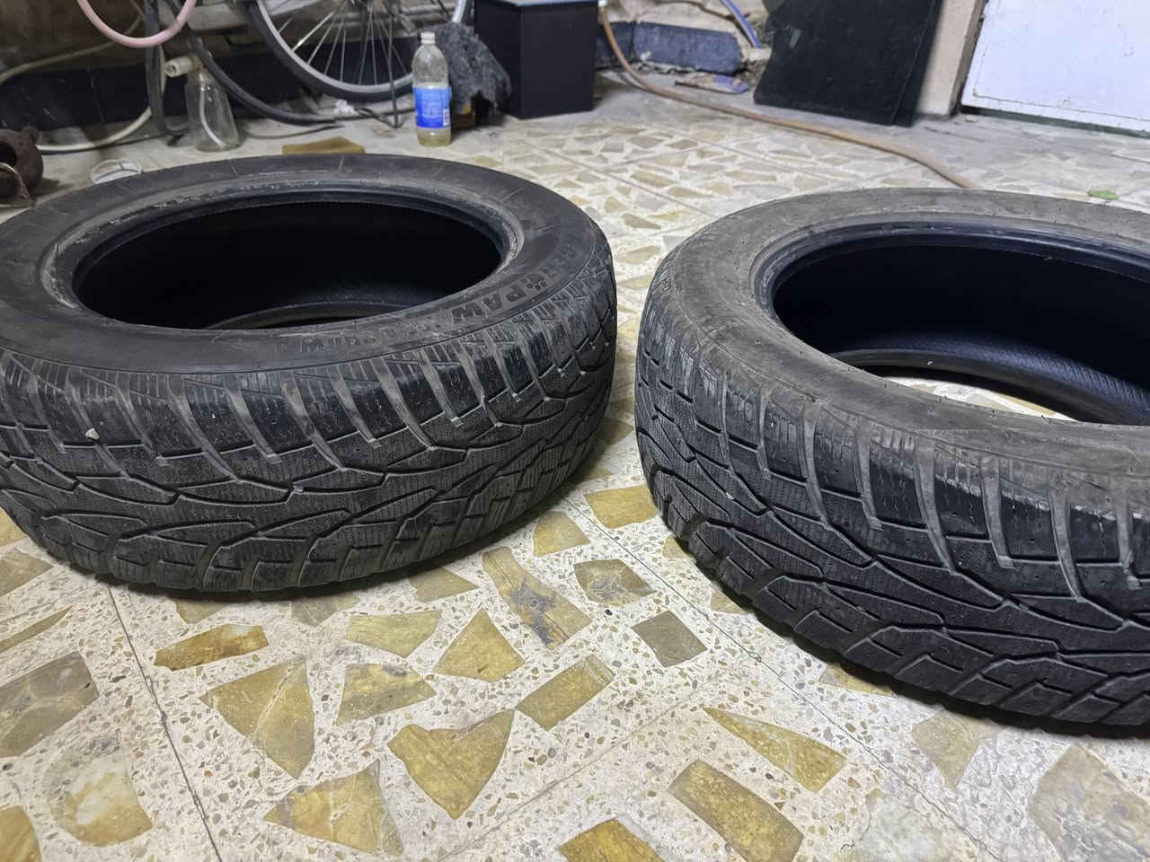 تايرات 17/60/225 بلاديات من امريكا
ثلجيات ( تنسه شي اسمه بنجر ٥ سنوات)
 انتاج 2022 ماشيه سياره عليهن ٥ الاف ميل
سعر زوج ٧٠ ألف مع توصيل
***********
