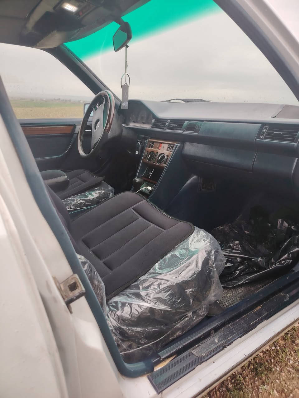 سيارة مرسديس موديل ٨٧ مكينة بطة ٢،٥ مابي اي شي رقم و سنوي جديد بيها دفتر بنزين سعرة ٦٤ و بيها مجال
***********
***********
