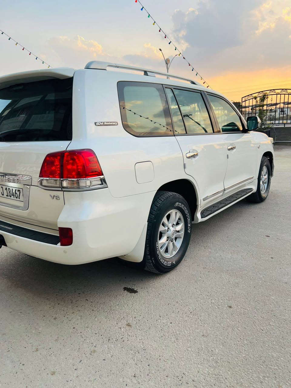 لاندكروز GXR i
موديل 2011 ستينيه أصل 
رقم بغداد مواصفات الستينيه معروفه 
كفاله عامة حتى الدعاميات فقط صبغ قليل بالتكمه ماشيه 117 ما بيه اي نقص حدادية الشركة تخم تاير جديد دنلوب ياباني السعر 335 للتواصل الاتصال ع الرقم *********** Singapore
