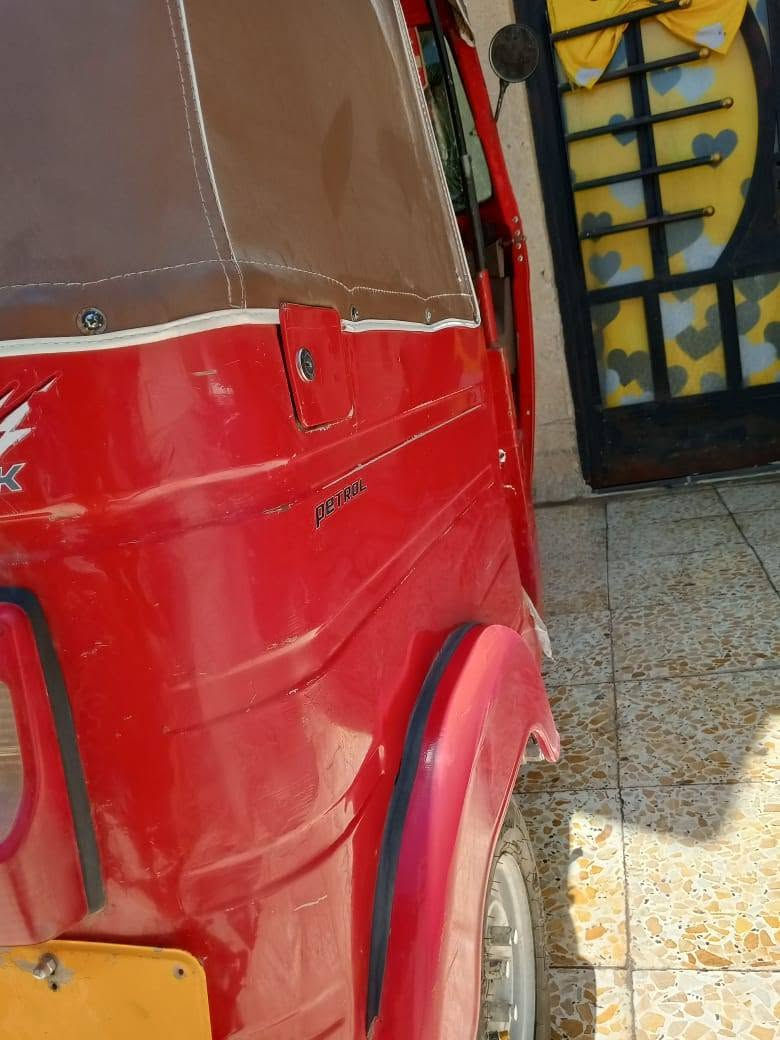 السلام عليكم
تكتك ١٨ للبيع 
تكتك حلوة مال بيت بيها تعمير دوس مكينه مشروكه متسمع حسها لا تنقيص ولا تبخير مرقمه بسمي تجي تاخذها من الباب مكاني بغداد استفسار ***********
ب5600 وبيها مجال لطيبين ❤️ .
