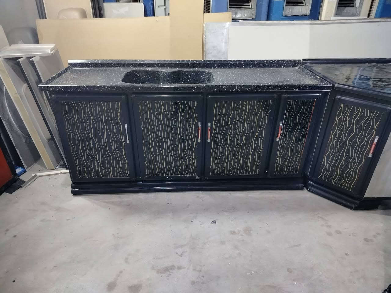 كاونتر المنيوم 7قطع نضيف جدا سنك مرمر اصلي عنوان موصل حي الوليد الشارع الرئيسي هاتف ***********
