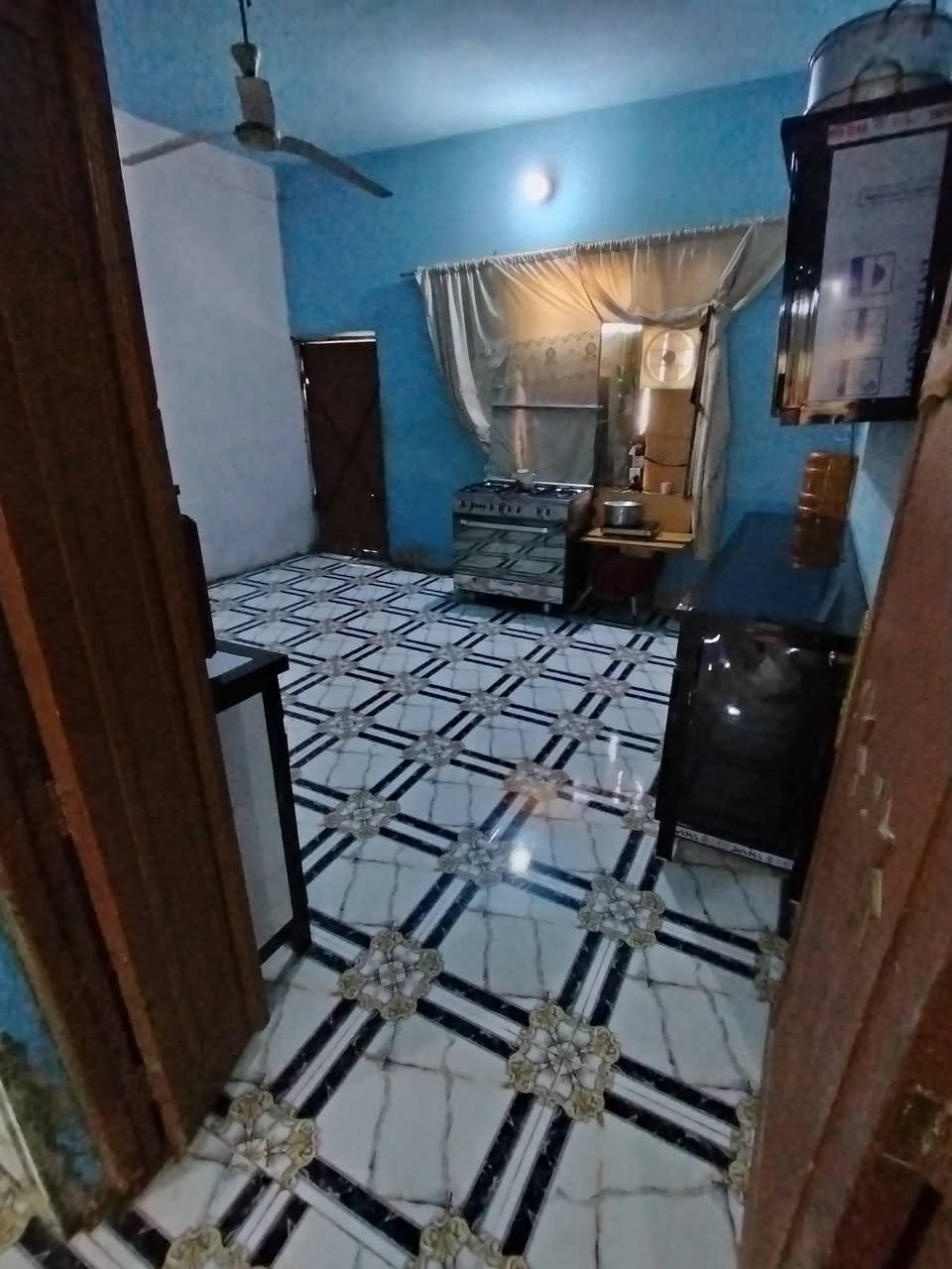 سلام عليكم اعيد النشر بسبب الوعود المزيفة
الي مو شراي لا يتعبني وياه دار للبيع كوت شارع النفط حي الجوادين الثانيه مساحة ٣٠٠ يتكون من غرفتين وهول ومطبخ وديوانية وحمامات داخلي وخارجي وحديقة وترك الموقع نزلة عادل الحلاق مقابيل صورت سيد مقتدى يم صيدليه نسيم الورد شوي ليغاد عنهة الاستفسار
***********
***********
