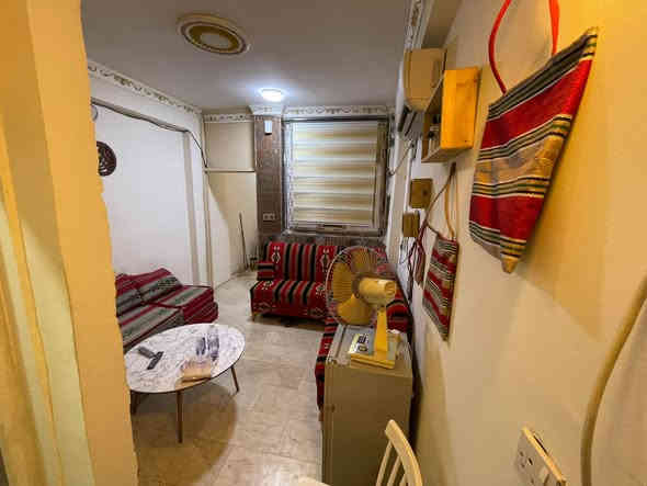 سلام عليكم تتوفر شقة مؤثثة صغيرونة للايجار مؤثثة جاهزة غرفة و صالة و خدمات تصلح سكن او مكتب تجاري  كرادة داخل مجاور مطعم فيتامين فرع مقهى الرواد اذا تفيدك اتصل اني ابو الملك تستلمها اليوم للاتصال مع المالك مباشر ***********/*********** سيد علي الحسيني
