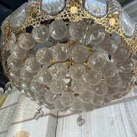 ثريات كبيرة • ميز تلفزيون زجاج مضلل • فازات كبار وصغار