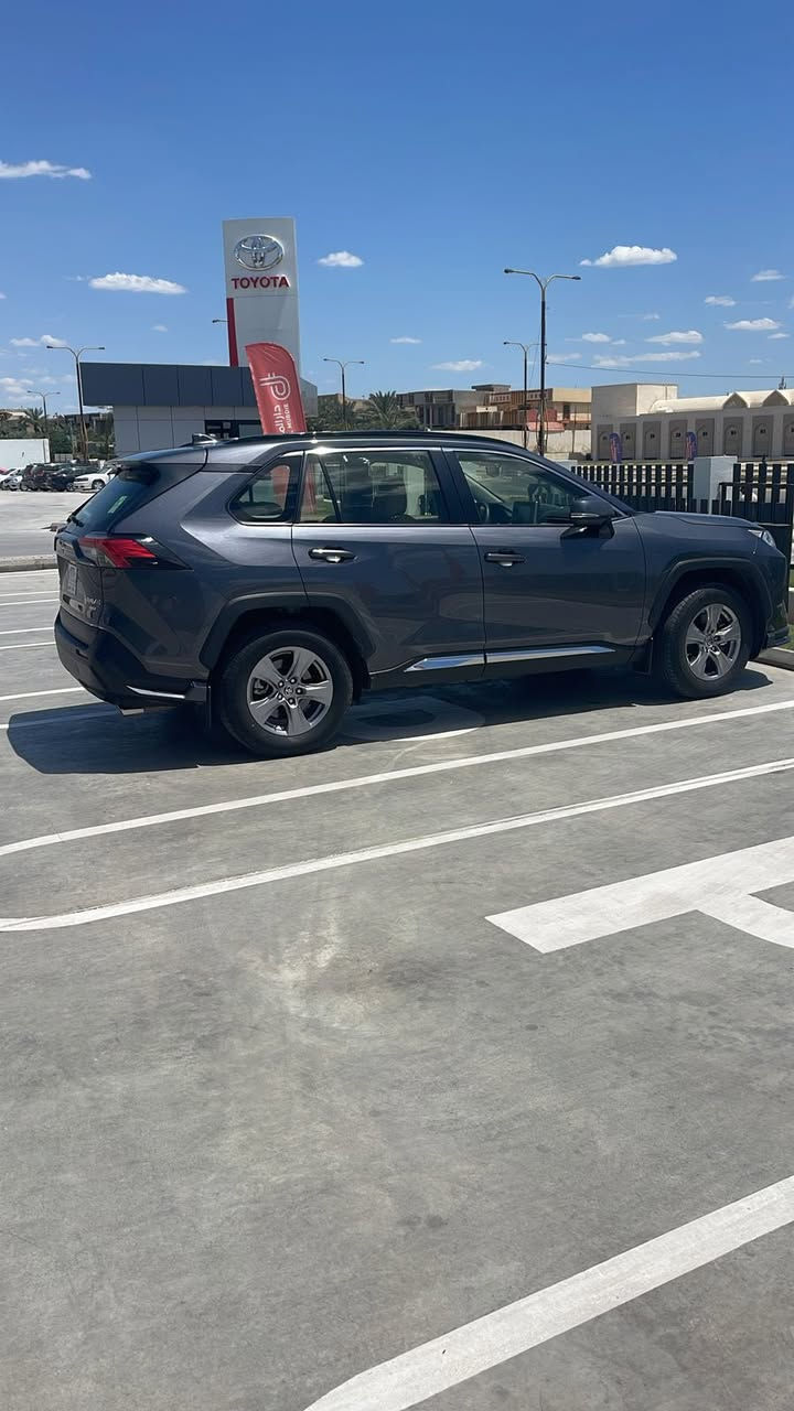 : تويوتا راف فور (Toyota RAV4) - وارد شركة SAS
التفاصيل الأساسية:
• الموديل: 2022
• الممشى: 16,850 كيلومتر
• الوارد: شركة SAS خليجي
حالة السيارة:
• مابيها أي ضرر أو حادث وبدون قطرة صبغ.
• السيارة مغلفة بالكامل بحماية صبغ (PPF).
المواصفات والإضافات:
• بصمة أبواب وبصمة تشغيل
• نظام الوقوف المؤقت (Autohold)
• هاند بريك كهربائي
• مثبت سرعة
• 3 أنظمة قيادة (Sport / ECO / Normal)
• كاميرا خلفية وحساسات خلفية
• ⁠حساسات امامية
• شاشة تدعم نظام GPS وخرائط و Apple carplay
• تحكم ستيرن
• كراسي مخمل مغلفة جلد
• تبريد مركزي أمامي وخلفي
• لايتات أمامية زينون
• ويل كب قياس 18
• بلوتوث ومداخل AUX و USB
المكان: بغداد - العامرية شارع المنظمة - مكتب ابو لواء
للتواصل: ***********
السعر: 26,000$
