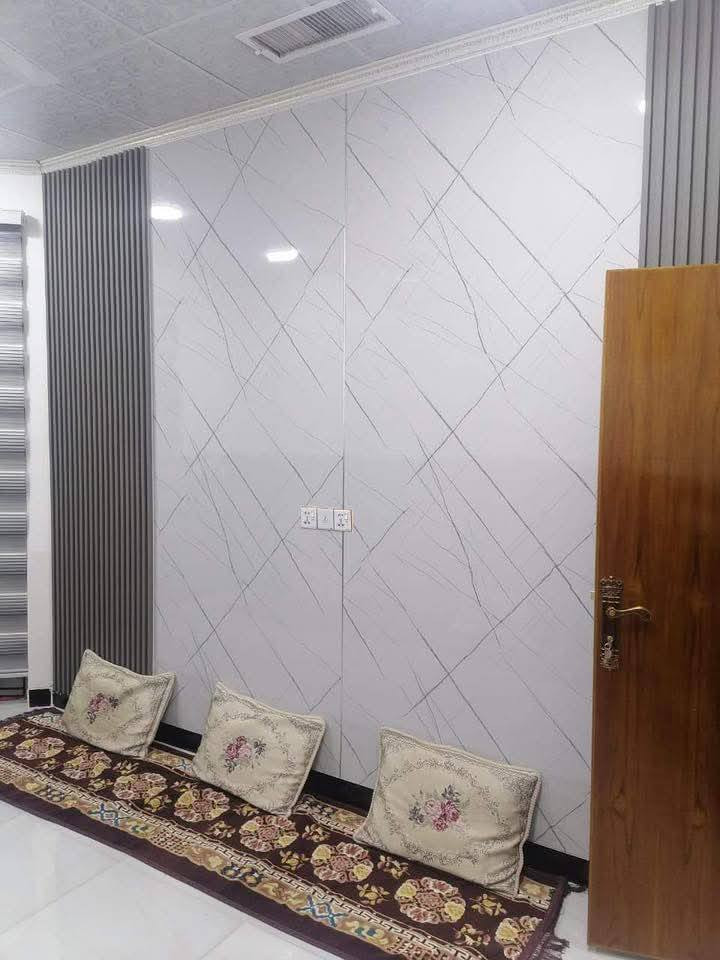 دار طابقين ونص
يتكون من صالة ومطبخ حار وبارد 
 وستقبال وممر مجمع صحيات ومنور وحوش  في الطابق الاول
 والثاني.. غرفتين نوم ومجمع صحيات 
والثالث..  بيتونه كبيره مجمع غساله مع مخزن 
يباع مع الاثاث سبلت +مكيف + تبريد مركزي  دكتات للبيت كله +مبردة حجم كبير 99 درجة شاشه تحكم  + كاونتر شغل درجة اولى 
غرفة اخشاب تركية + خزانات ماء عدد 2 + سخان 200 لتر + ماطور ماء 3 ارباع + خزان نفط دفن بالحايط + مراوح عدد 5 + ستائر سلايت عدد 4 + تاسيس كامرات دفن مع واير نت 
يعني تستلم بيت كامل مكمل بس تكعد بيه 
 الموقع بين الشارع العام والمسعوديه جاي من الكماليات  خدمات كاملة ماء كهرباء تبليط مجاري قريب على المدارس قريب ع المستشفى قريب ع الكراج قريب ع السوق
 المساحه 70 متر تصميم هندسي
للاستفسار *********** 
السعر ٧٥ وبي مجال بسيط
