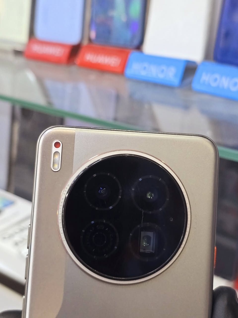 TECNO CAMON 40 premier 5G
👈🔥بسعر 415 الف فقط

👈🔥مستعمل نظافه 100%

مواصفات الجهاز

🔥المعالج mediatek Dimensitk 8350

🔥 شاشة 6.6  144 هرتز نوع AMOLED

🔥الرام 256 عشوائي 24

🔥كاميرا خلفيه ثلاثية   50 + 2 

🔥كاميرا اماميه 50 ميكا

🔥بصمه وجه + بصمه اصبع

🔥اندرويد التشغيل  15

🔥 يدعم الذكاء الاصطناعي

🔥 مقاوم للصدماء والماء بمعيار IP69

🔥بطاريه   5100 بسرعه شحن 70 واط

👈🔥السعر 415 الف فقط

متوفر توصيل لجميع المحافظات 🚗🚗
https://t.me/lamasatp       #تلكرام
مكتب لمسات للموبايل
عنه - مقابل مستشفى عنه العام***********3
