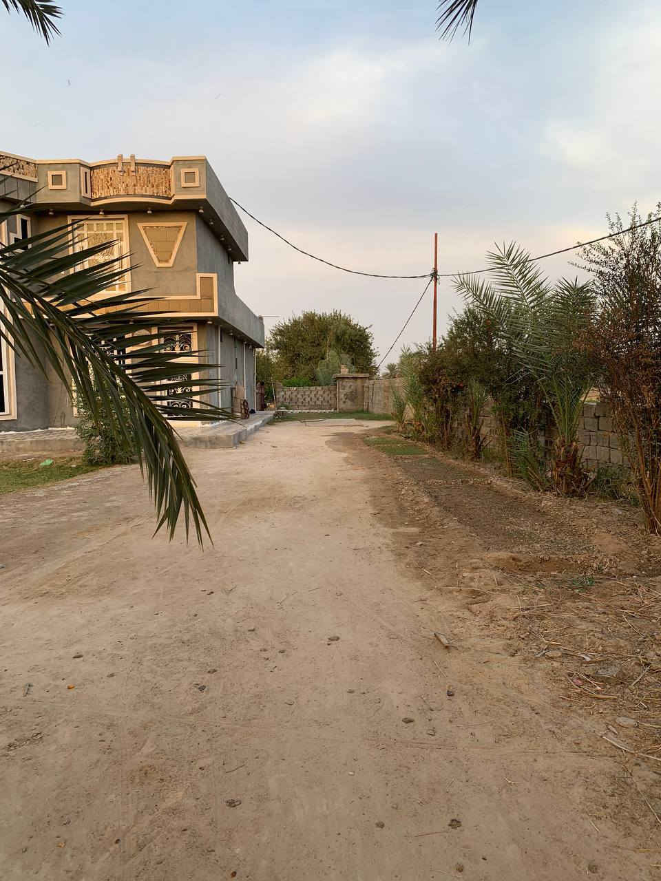 سلام عليكم
بيت للبيع مساحة لارض 3دونم مساحة البيت 1000متر
مع بستان يتكون من 120شرة برتقال 30 رمان و10ليمون 
و10 نخلات و10تفاح
يتكون من 4غرف 5×5
استقبال 8×5
صاله 16×4,5
مطبخ داخلي ومطبخ خارجي 
ومخزن خارجي 
كامل كله مابي اي نقص
سعر 125مليون بي مجال 
***********
