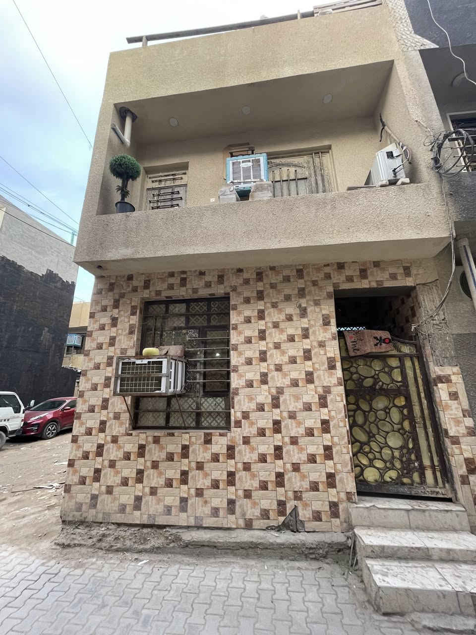 سلام عليكم بيت للبيع مساحه 50 متر شارع ٦ متر بيت غرفتين طابق ثاني كاملات بس كاشي مابيهن عنوان عل قريب عله ابو زكريه سعر ١١٠ رقم ***********.
