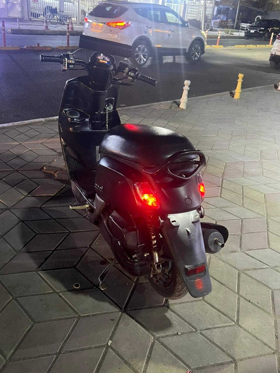 سلام عليكم دراجه بوليس حديث نوزل مكفوله كفاله عامه قبل شهر نزلته من الربمه مختومه ختم واحد ويه المكينه العنوان بغداد الجديده السعر 850  رقم الهاتف ***********
